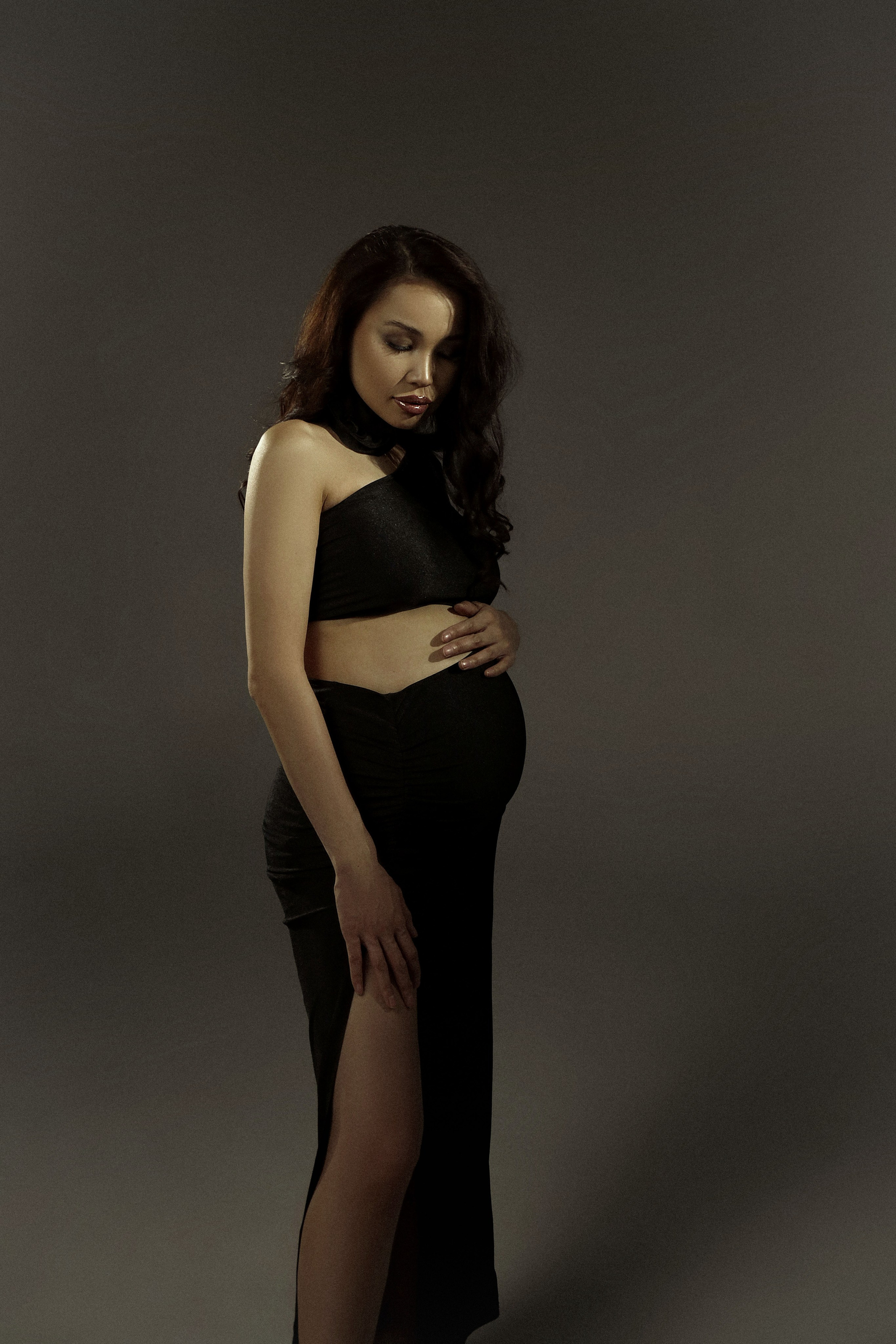 черное невероятное платье,с разрезом на животике, на ножке и одним рукавом,создает эффект ВАУ. Размер S\M