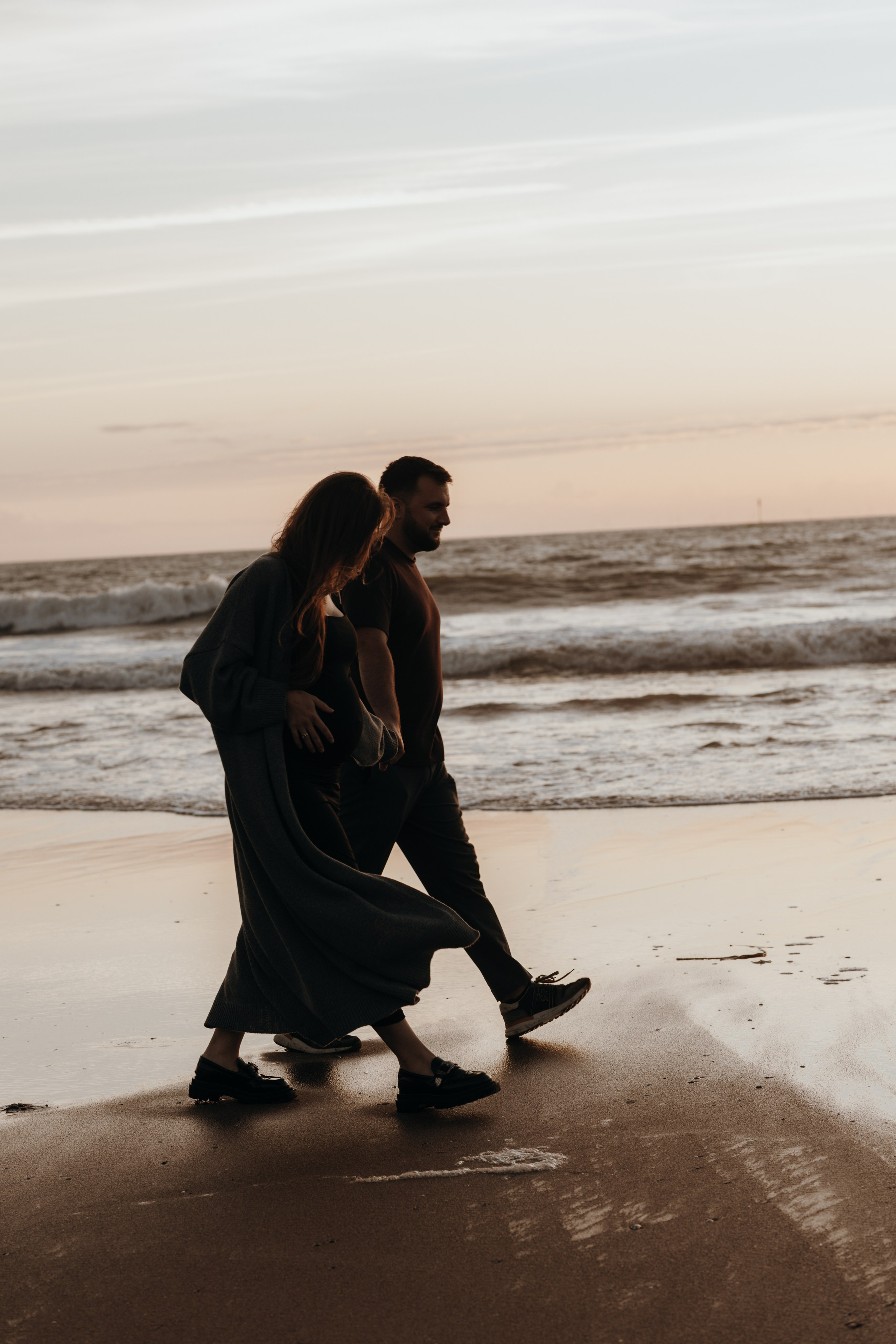 Sunset maternity photoshoot. Annah Louwagie — Lifestyle photographer for couples, families & brands | France & worldwide