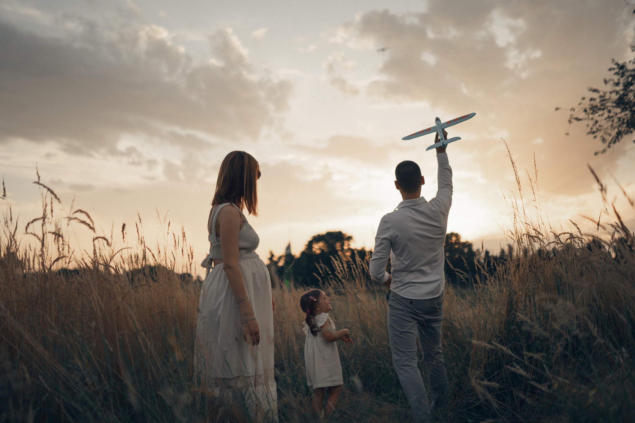Immagine artistica di futura mamma al tramonto a Milano – servizio fotografico emozionale