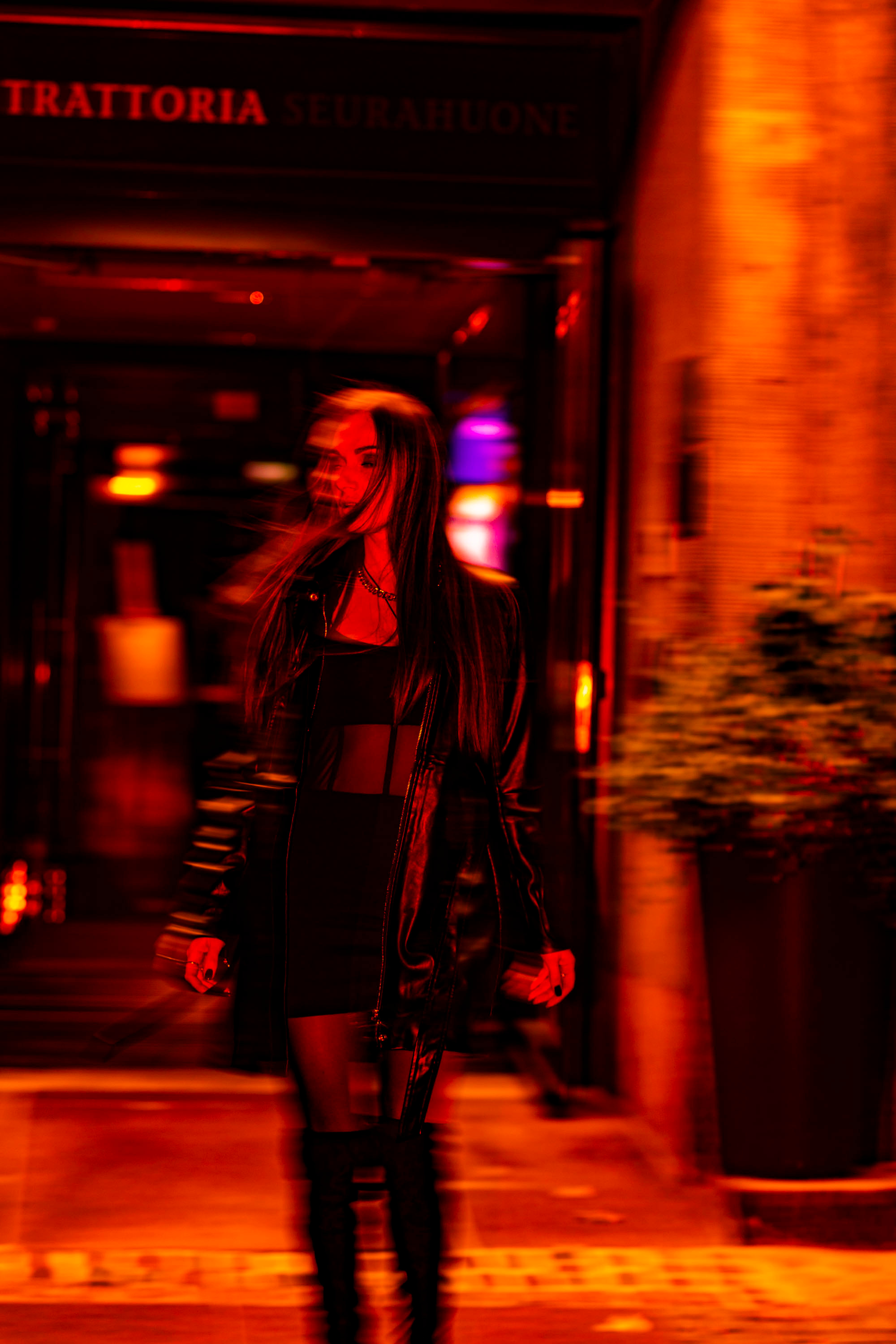 Yökuvaus kaupungin valoissa. Valokuvaaja Lahti, Helsinki Elena Salonen