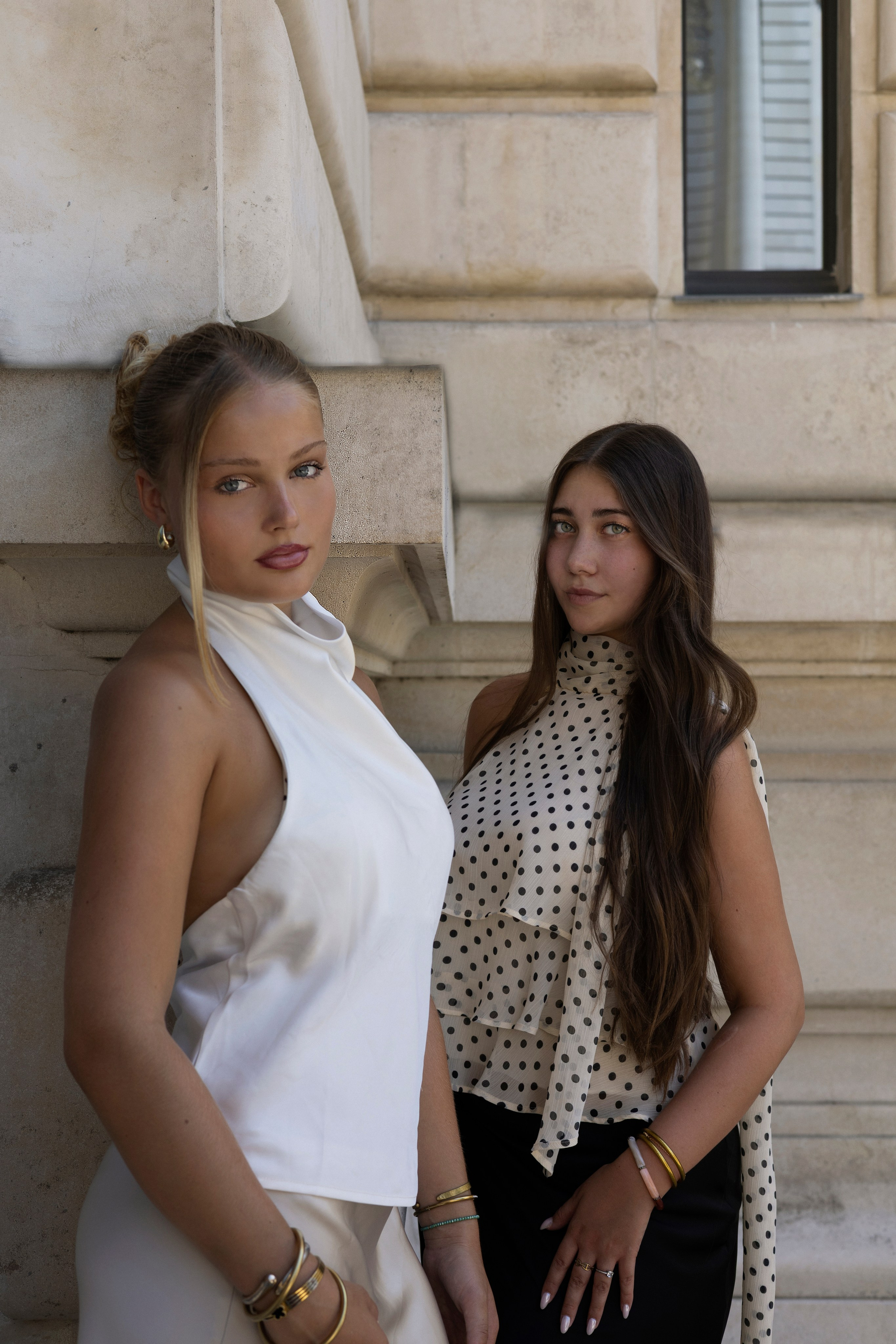 Shooting lifestyle féminin réalisé par Ani Torosyan : deux jeunes femmes élégantes en tenue chic, lumière naturelle, ambiance urbaine moderne et raffinée à Nantes.