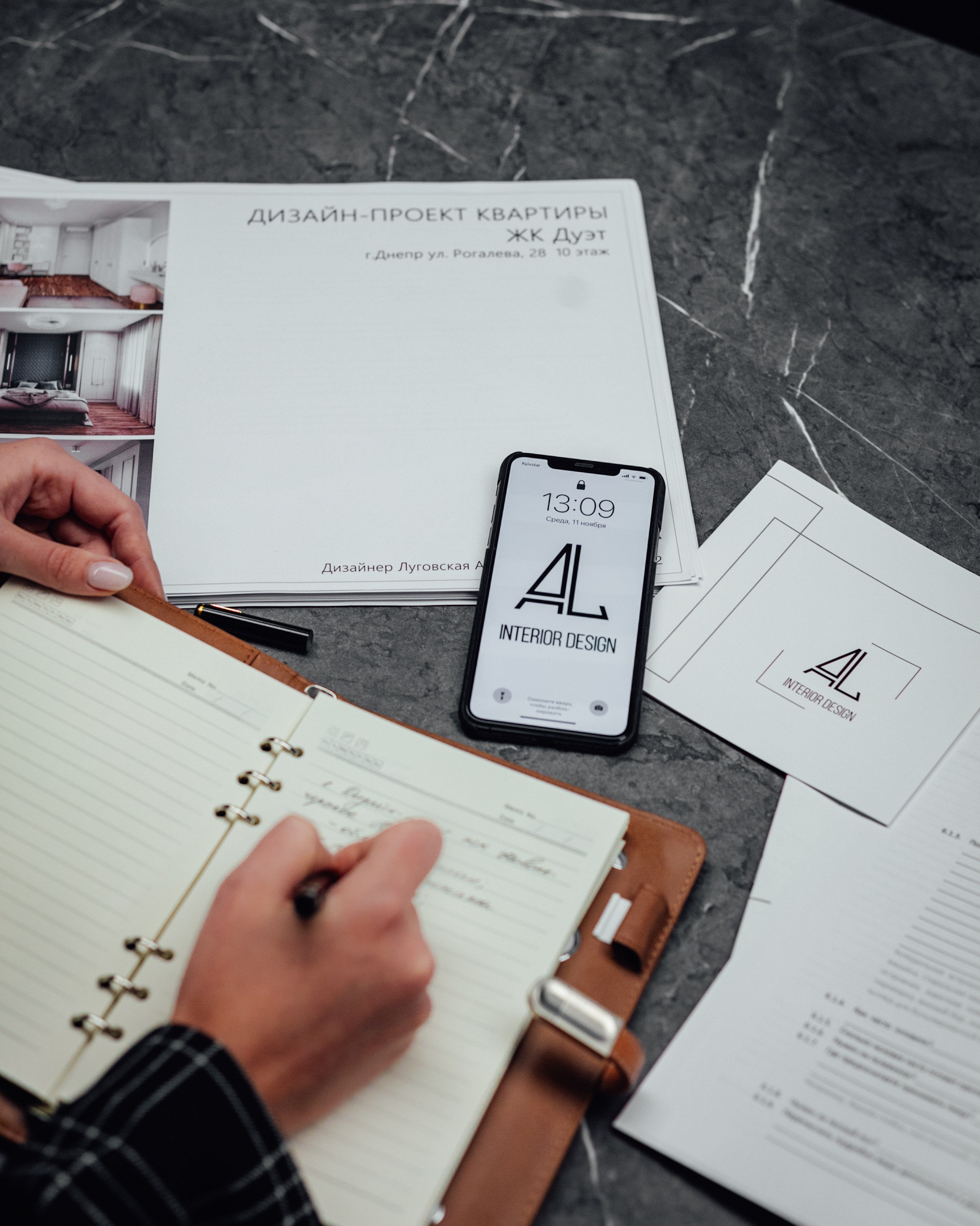 Interior designer Anna. Amazing photo session at a time convenient for you. Y