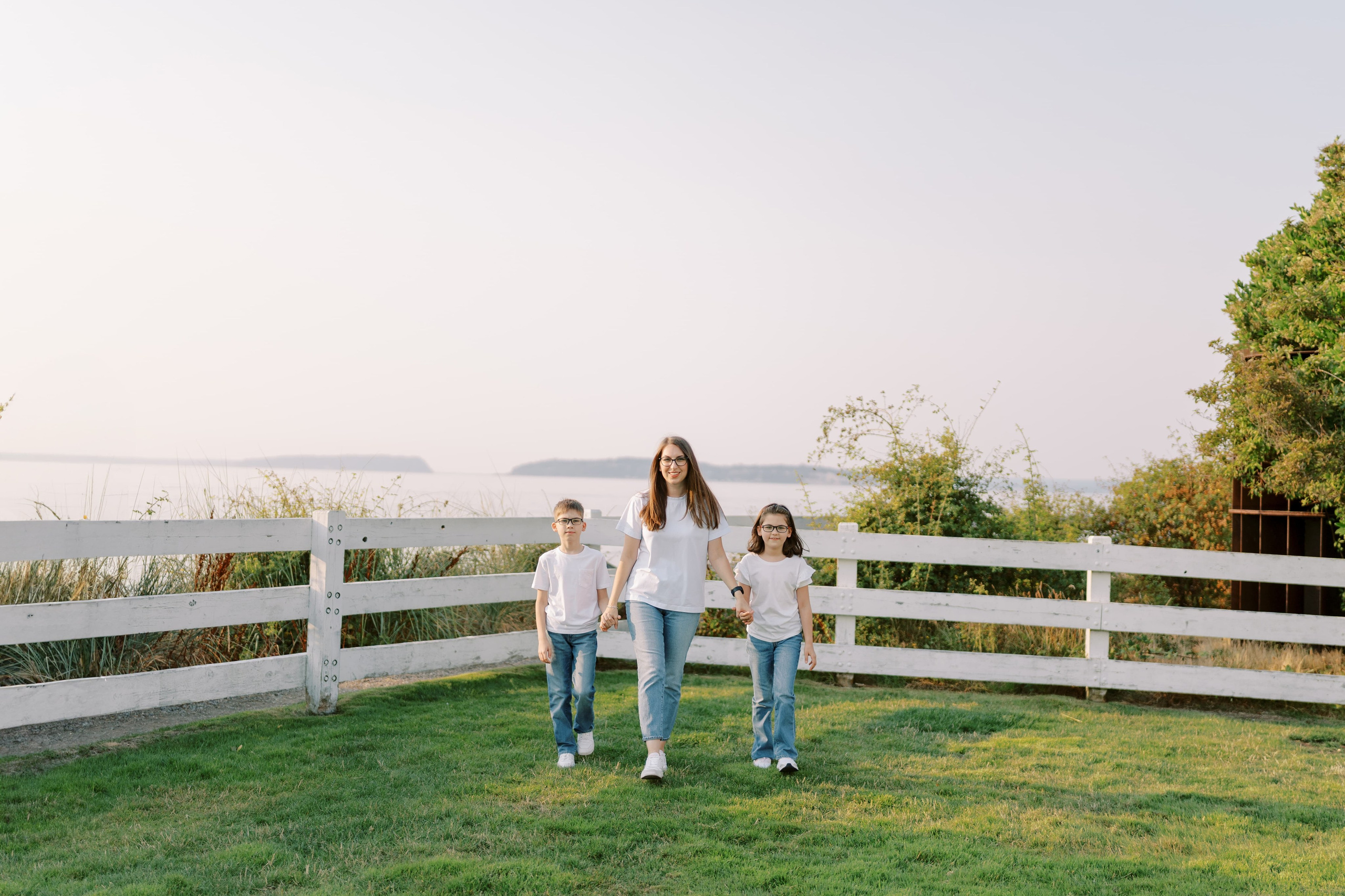 Family photoshoot. Vitalina with her family. August 2024. Lighthouse in Mukilteo. EVAN ARISTOV WEDDING PHOTOGRAPHY — Seattle Wedding Photographer