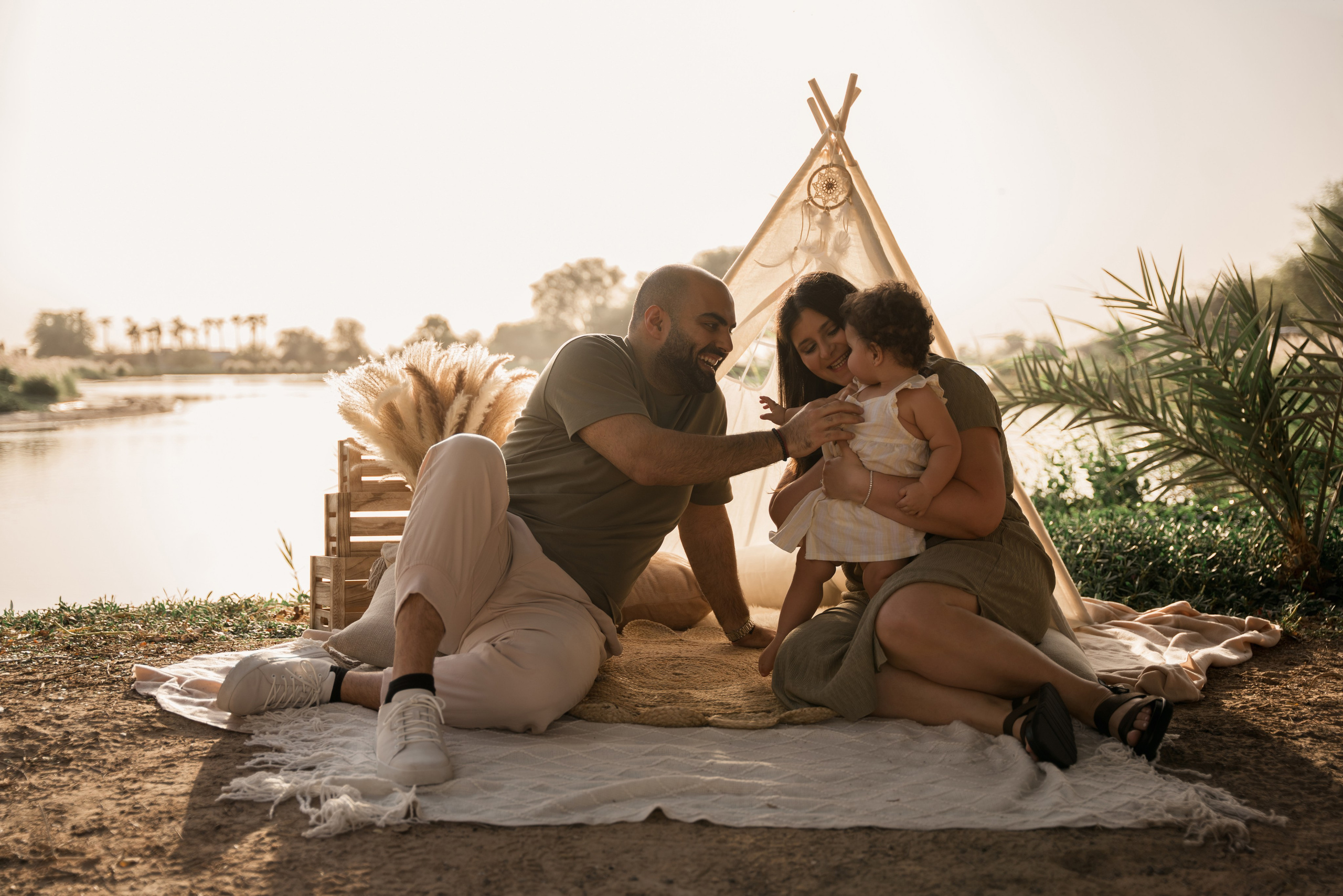 Family fun and cake crush. Angela Iakovleva — Family Photographer in Dubai