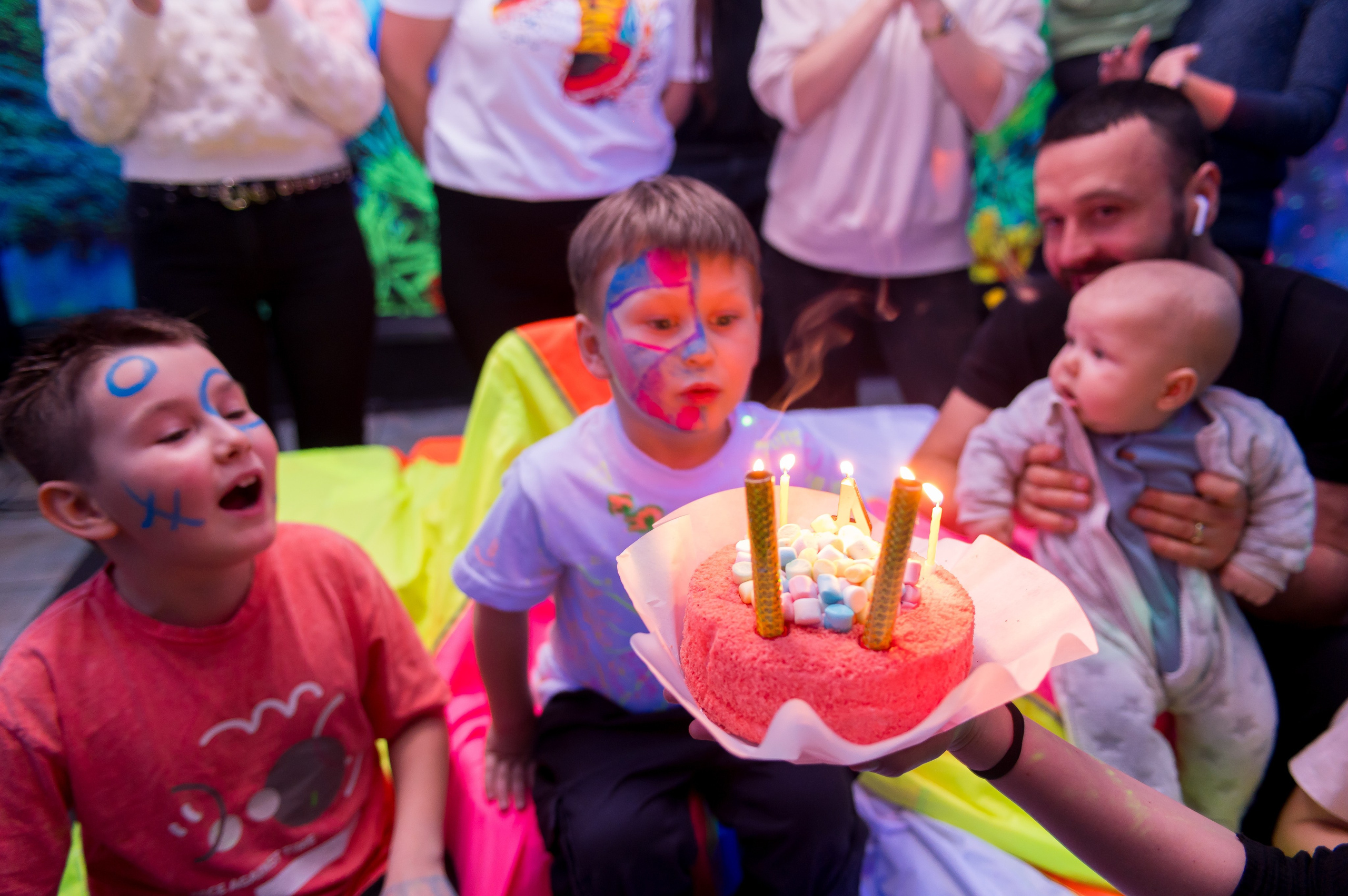 День народження в неоновій кімнаті. Фотограф Київ