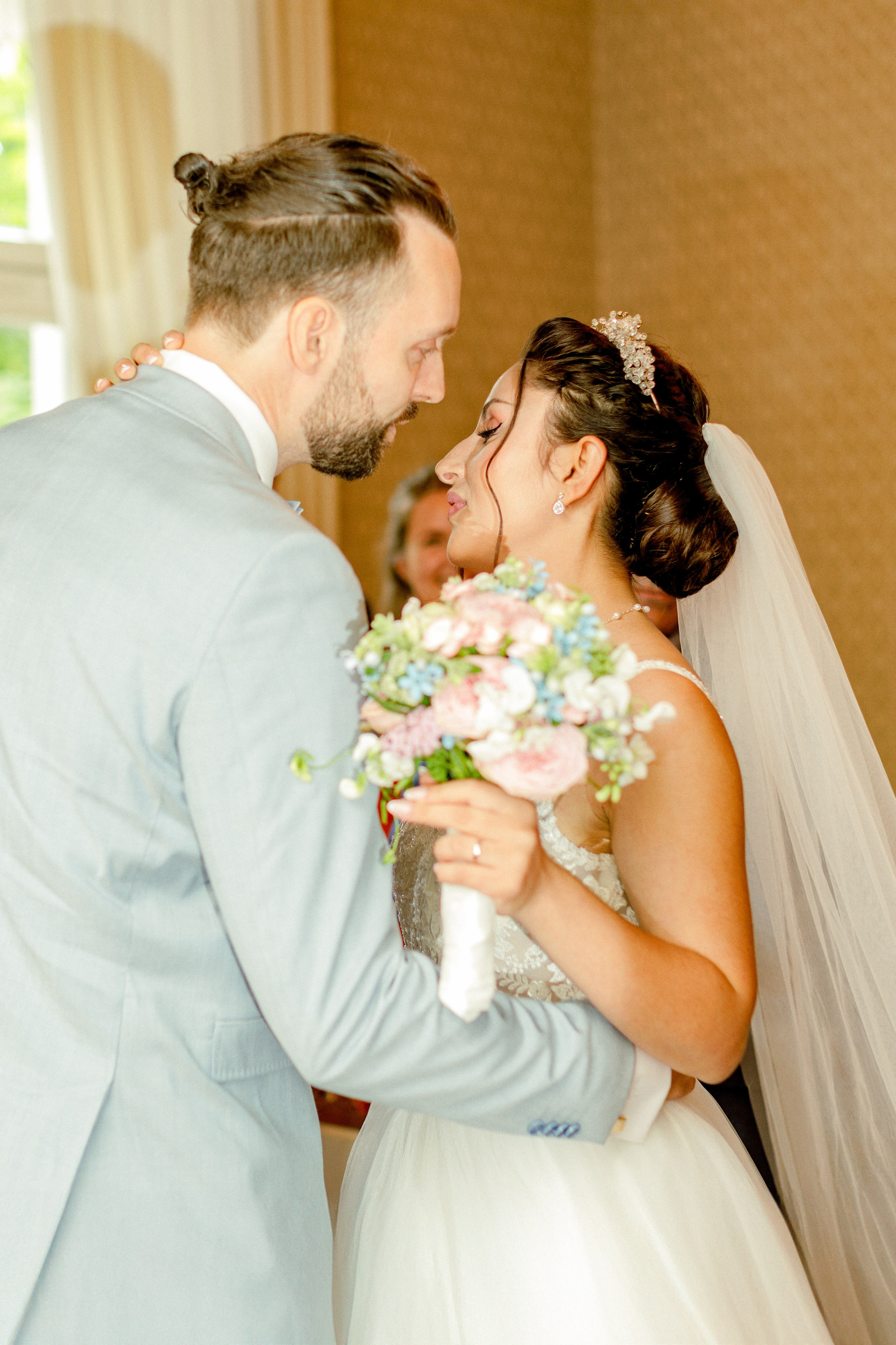 Hochzeitsfotografie in der Weißen Villa Elmshorn | Historischer Charme in Schleswig-Holstein. Hochzeitsfotograf und Hochzeitsvideograf aus Hamburg | Roka21Film