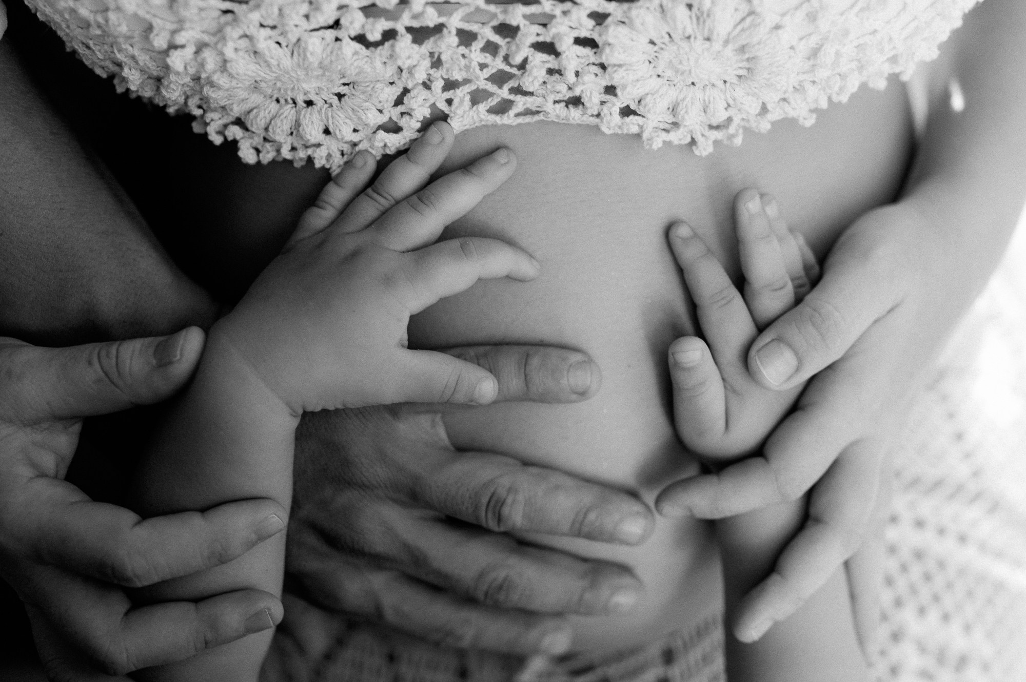 Ensaio Gestante — Praia do forte. Água Carmim Fotografia