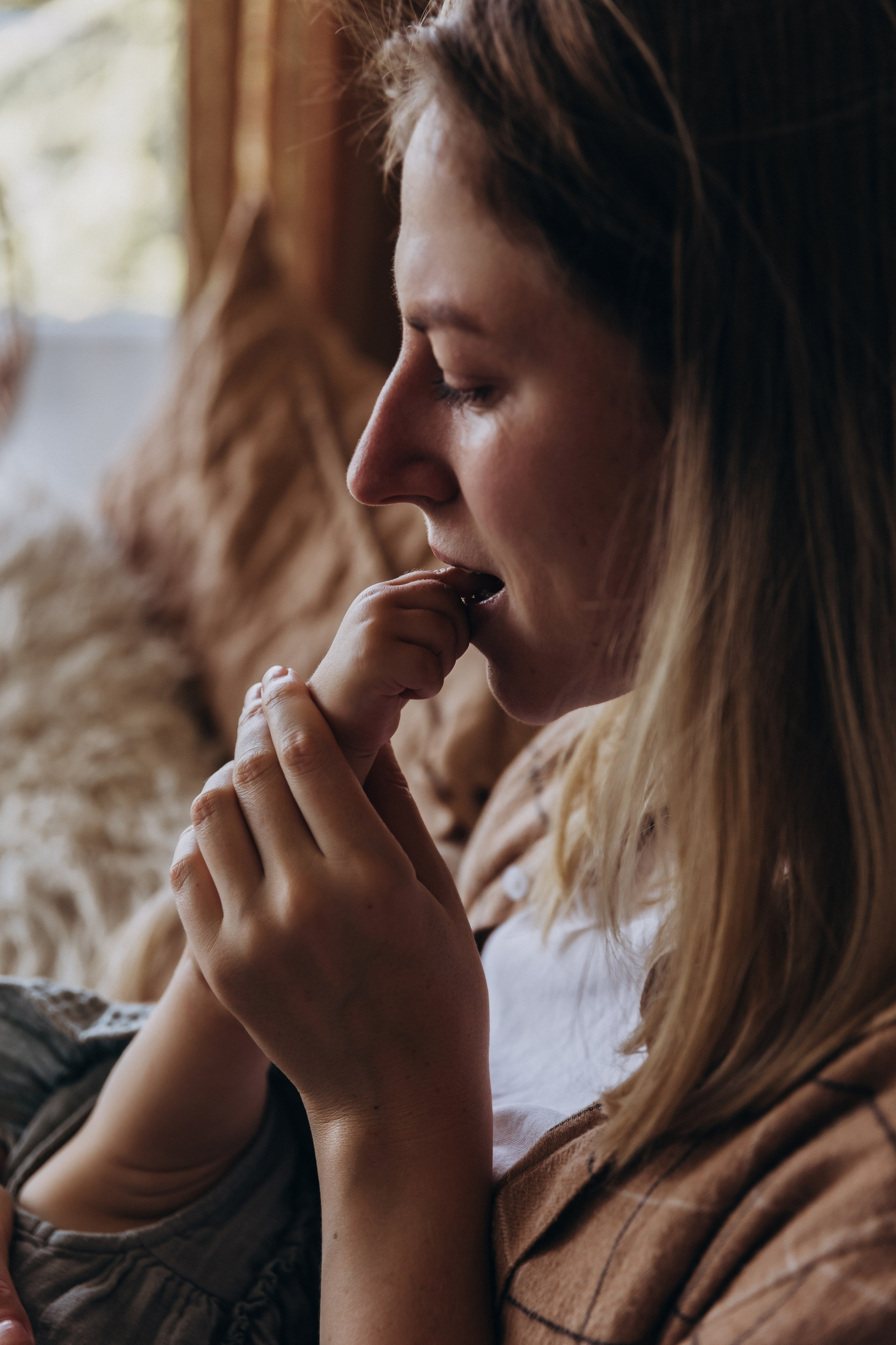 Lifestyle Family Photoshoot at Home — Cozy & Authentic Moments. Photographer in Santiago, Chile Anna Almazova