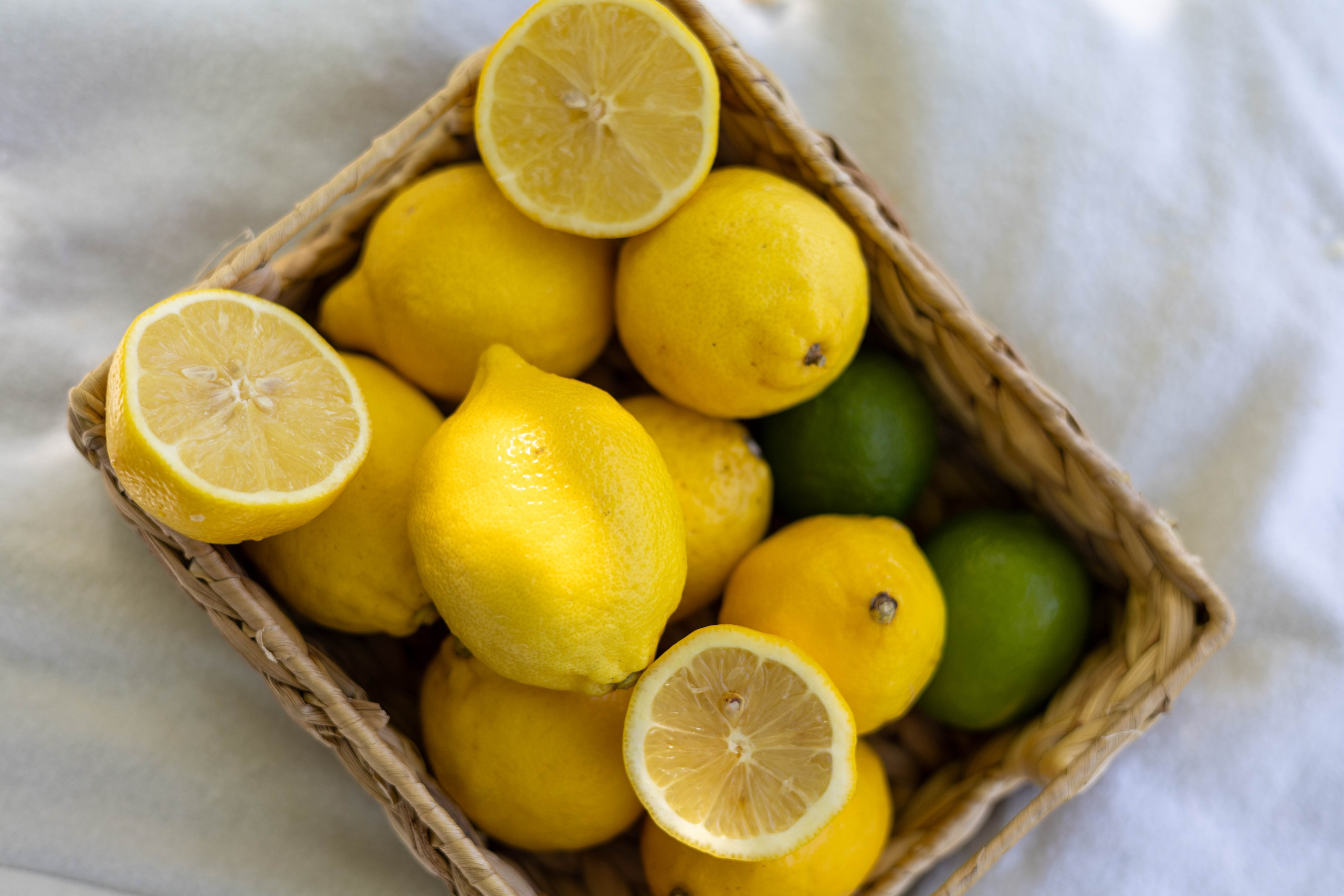 Много лимонов в корзинке