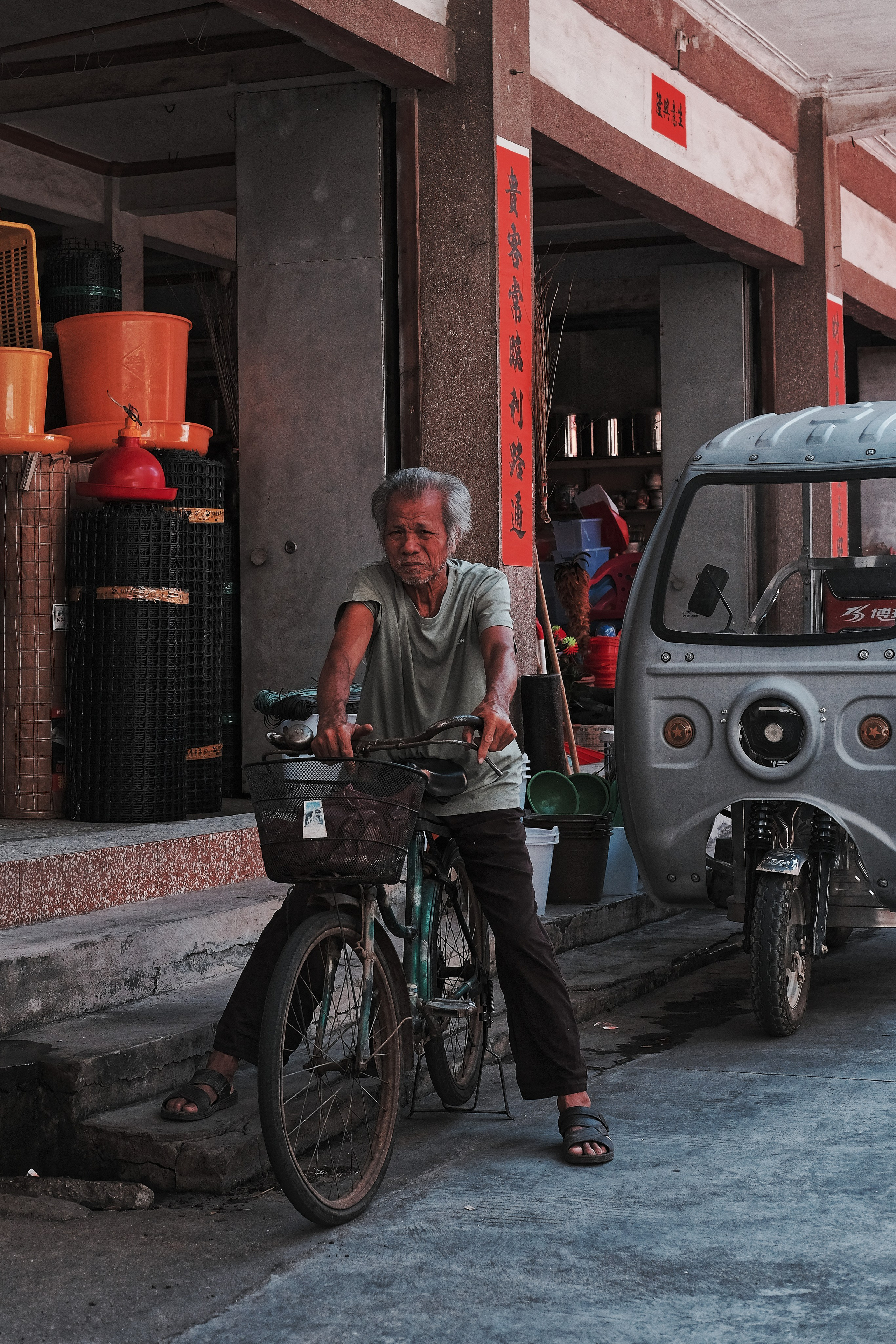 The Life of the Others — Dongling Village, China 东凌村. 中国街头摄影 | The Streets of China Through My Eyes | 深圳