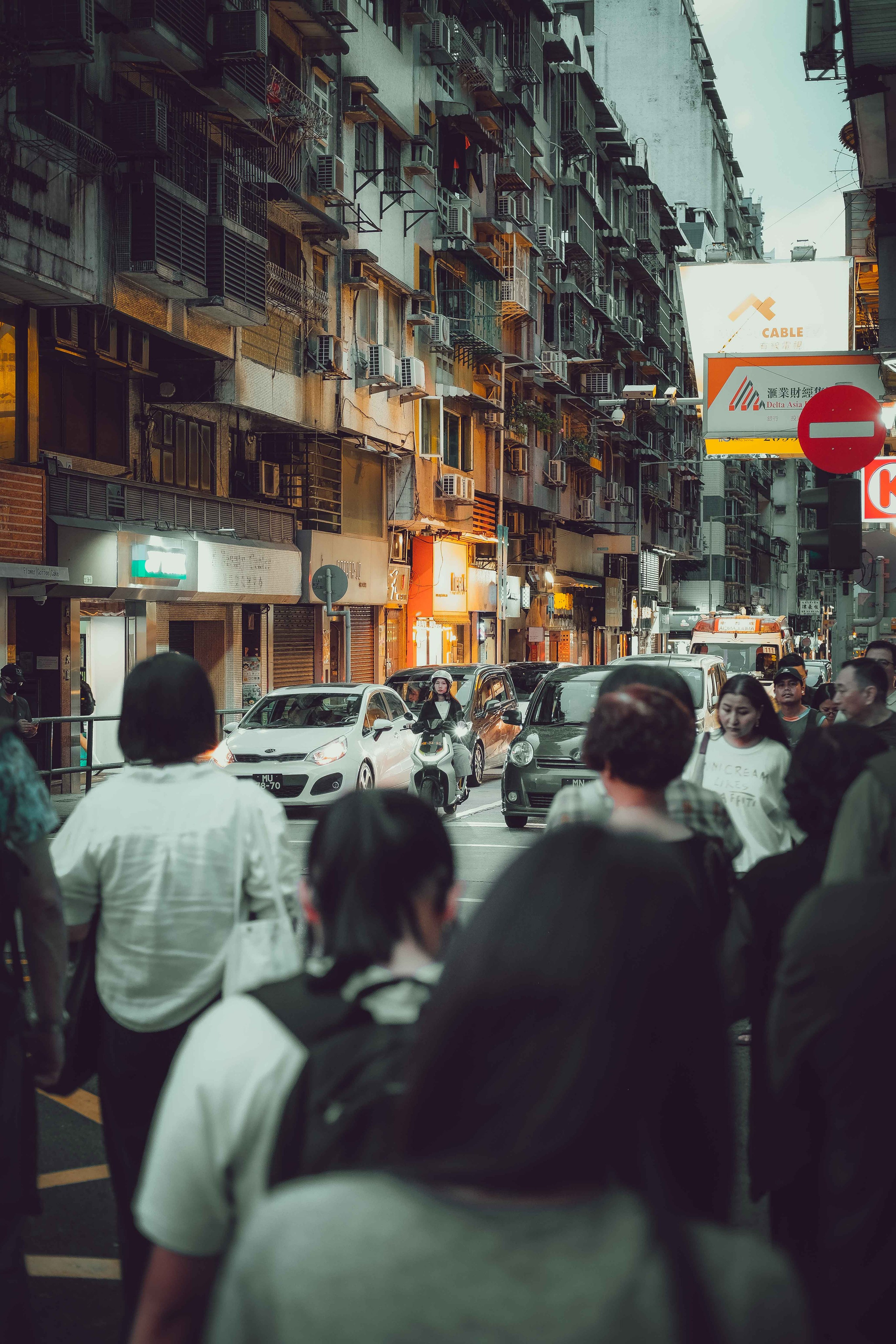 Crowded Crossroads of Macau's Old Town | 澳门街头摄影 |Macau Streets Photography by Yukophotography