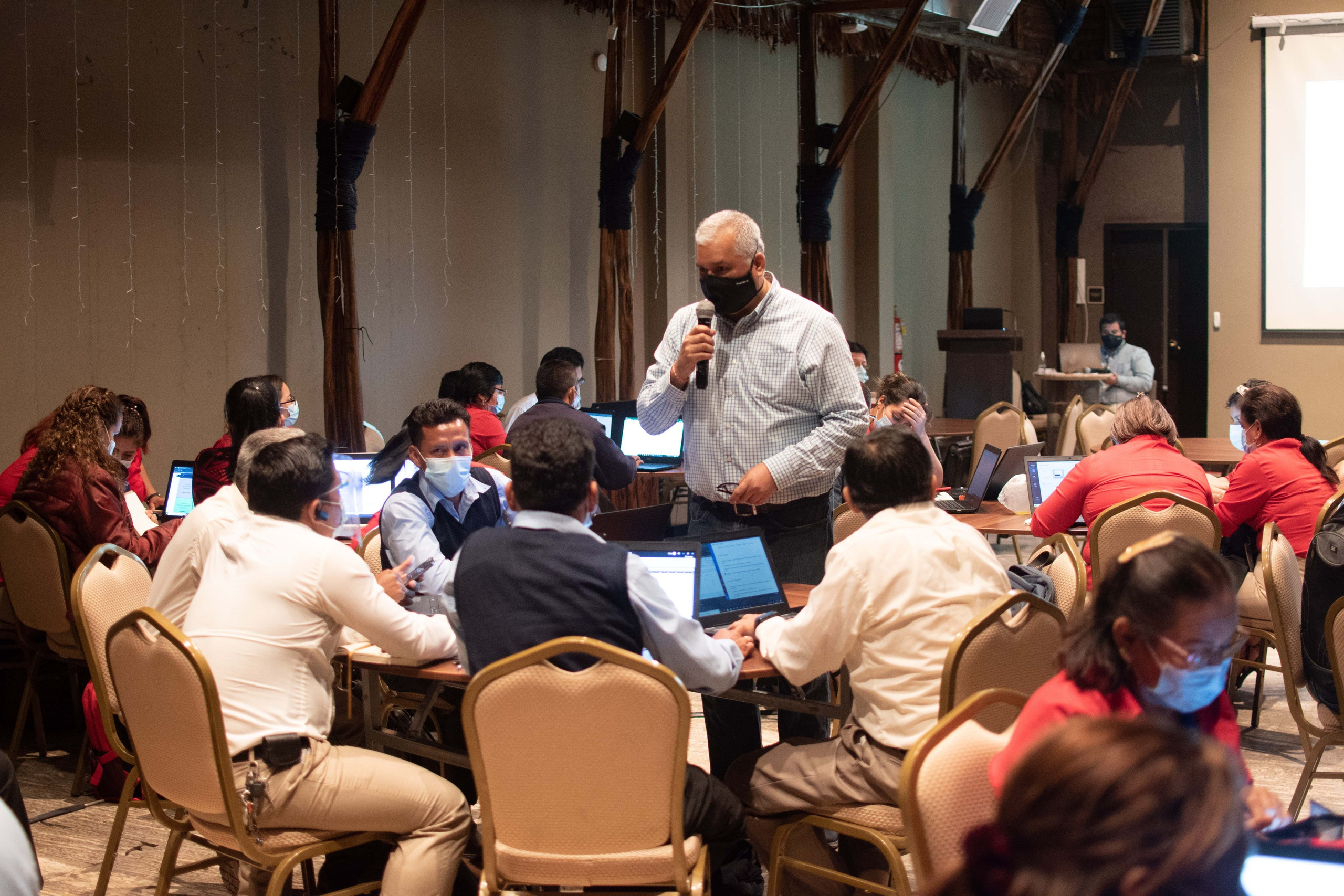 Corporativos. César Sifuentes - Fotógrafo