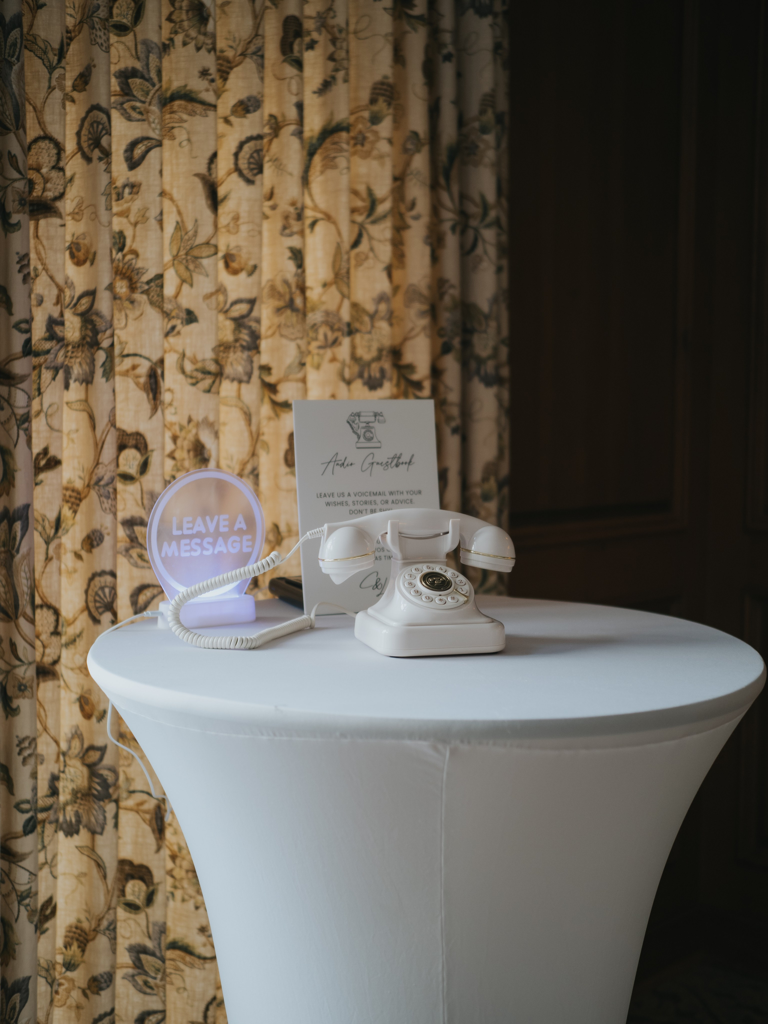 Wedding of Cassandra and Loïc in Beaconsfield, Montreal. Wedding and Family Photography Montreal Muriel Oe Photo