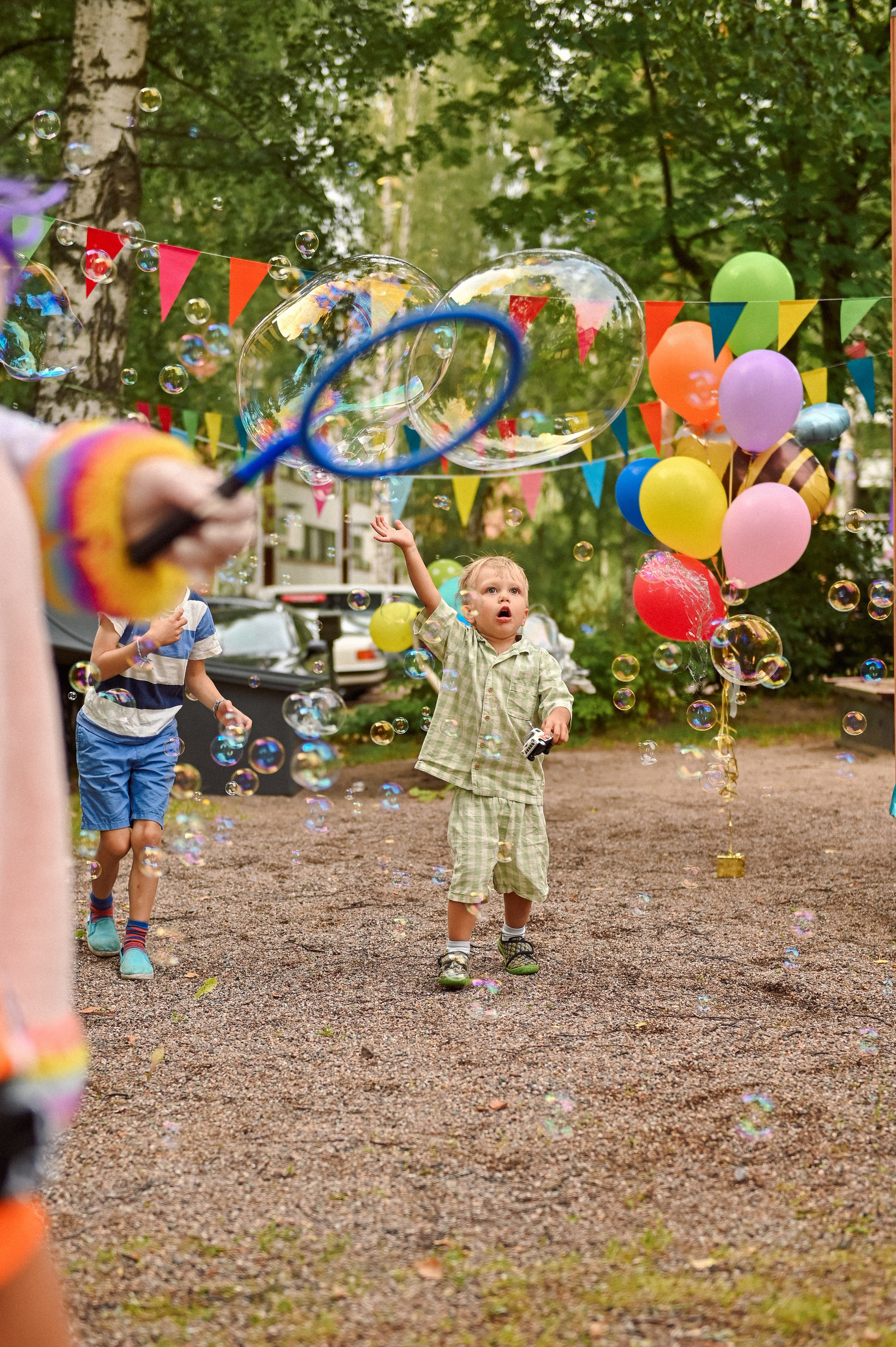 Праздник во дворе дома. Детский и семейный фотограф в финляндии дина пулкка. контент фотограф