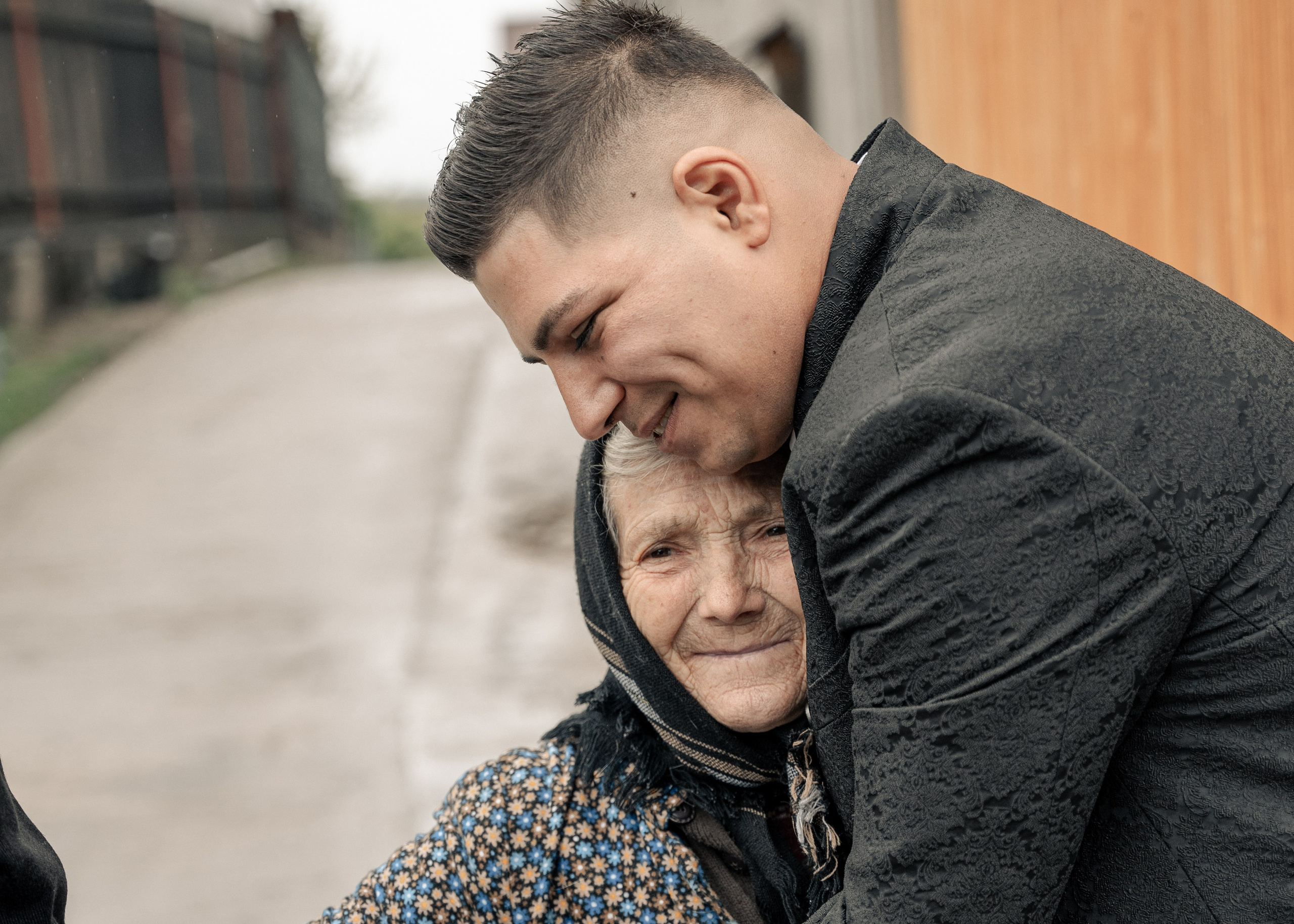 Mire îmbrățișând bunica la nuntă, moment emoționant de familie, fotograf evenimente București, portret autentic nuntă, incadru.ro.