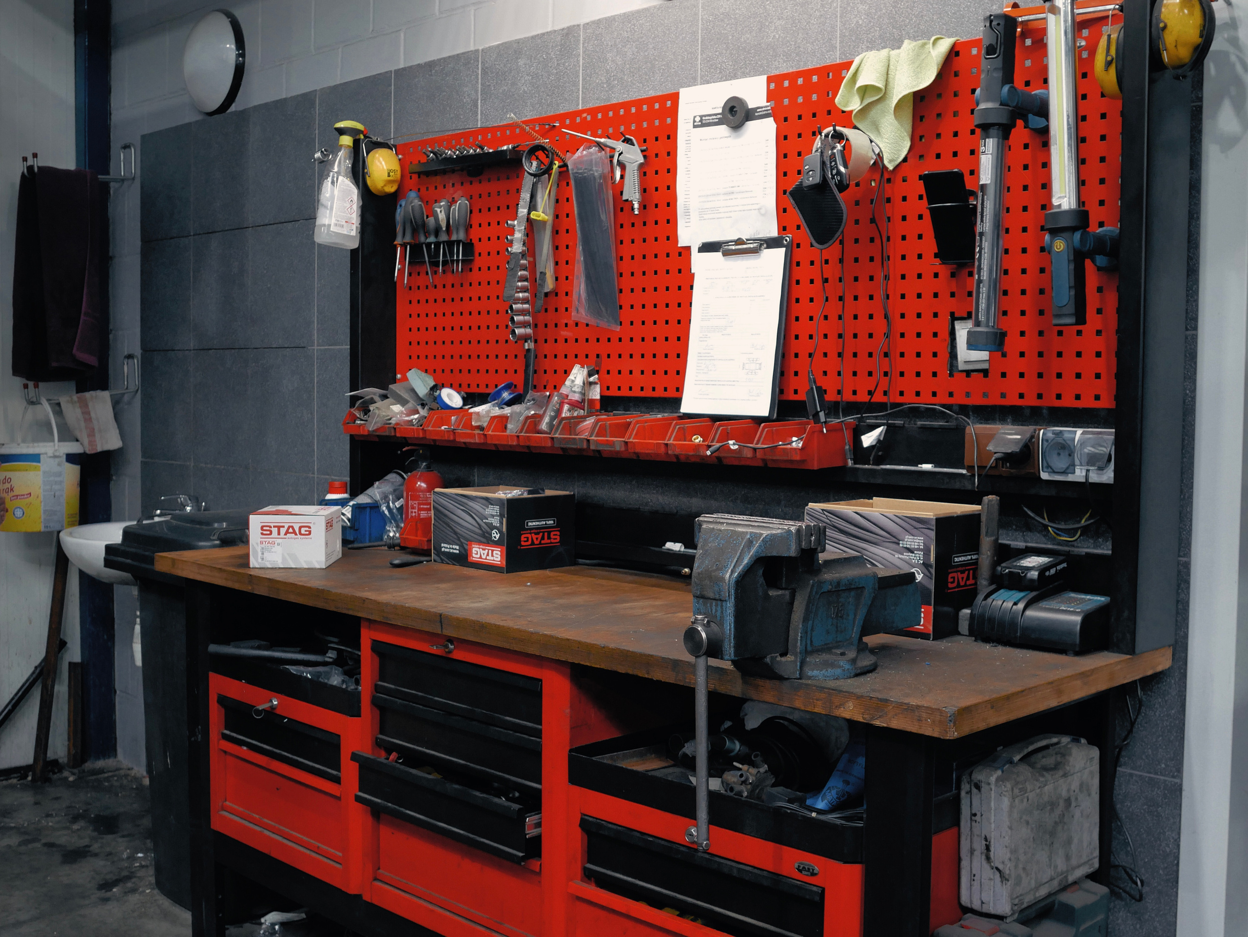 Warsztat samochodowy Alma Auto centrum. Dimitri Ilkov Photography — Capturing Life’s Moments in Edmonton, Cana