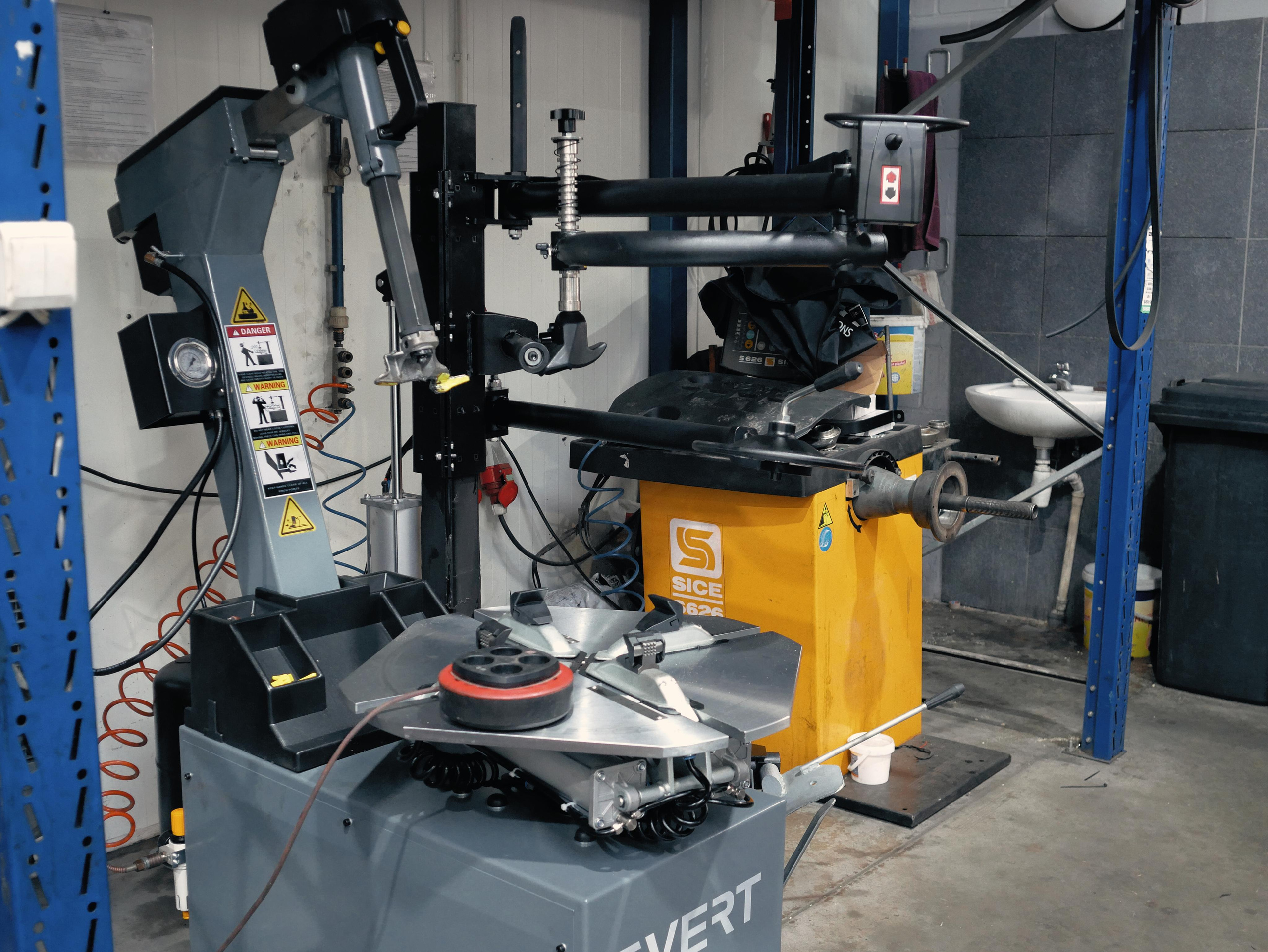 Warsztat samochodowy Alma Auto centrum. Dimitri Ilkov Photography — Capturing Life’s Moments in Edmonton, Cana