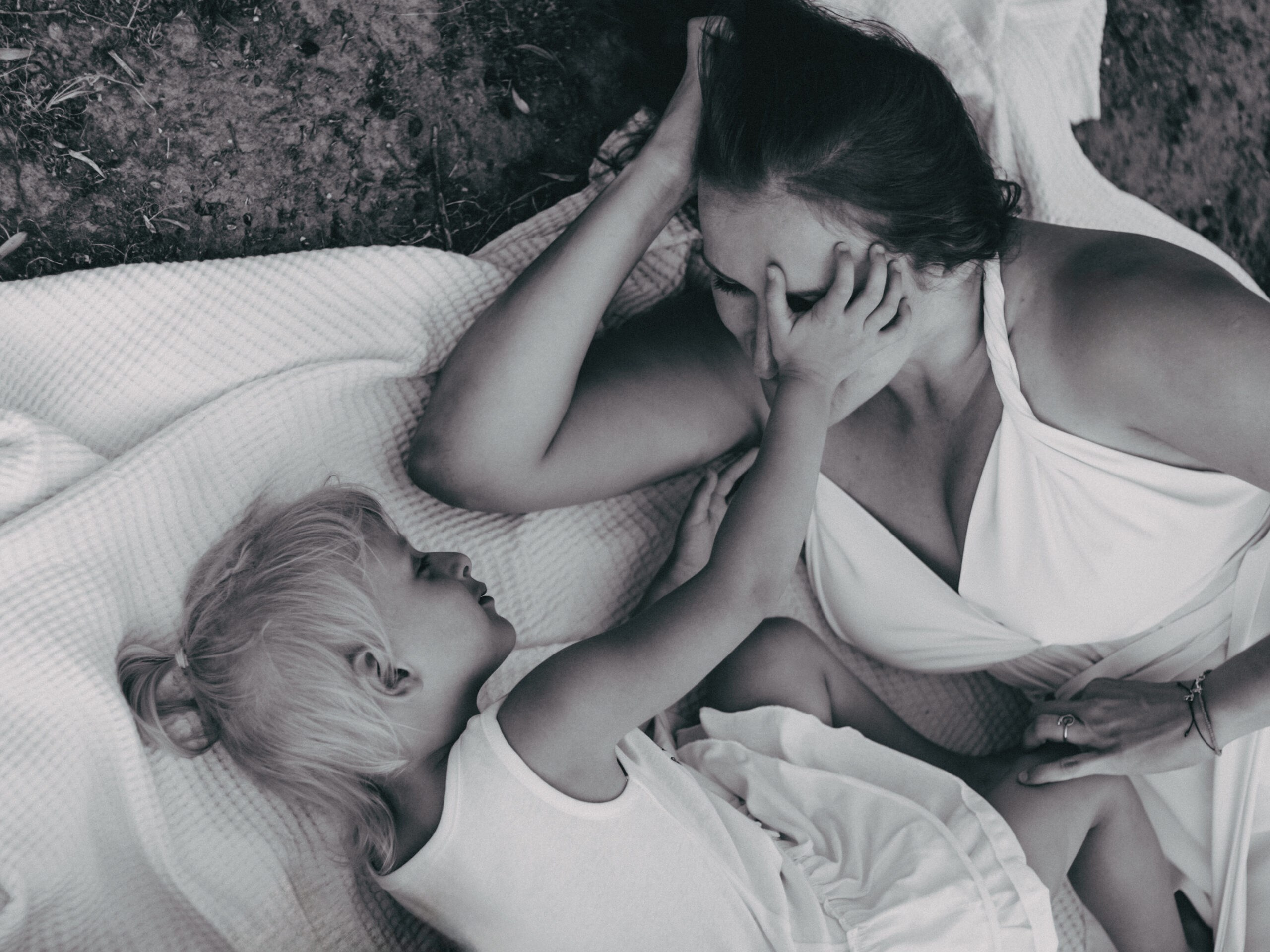 Beautiful Family Photoshoot in Crete – Capture Precious Moments Together. Photographer Maria Chedroom