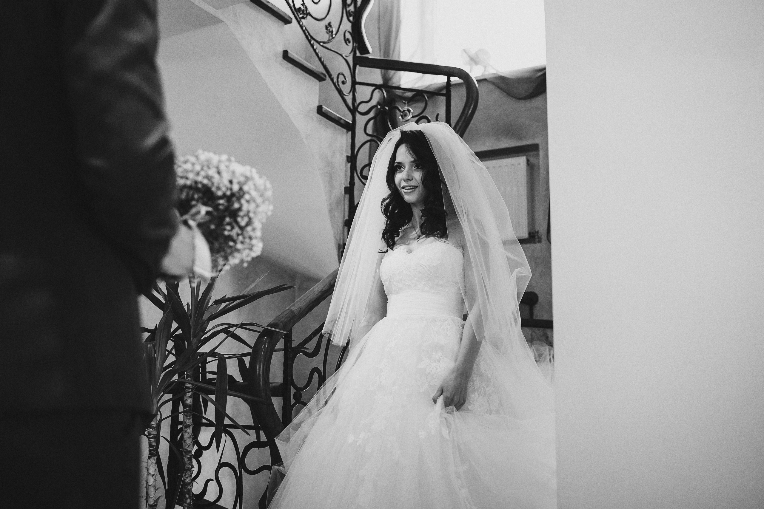 Фотограф в Ирландии чёрно-белая жених первый раз видит невесту взгляд любовь