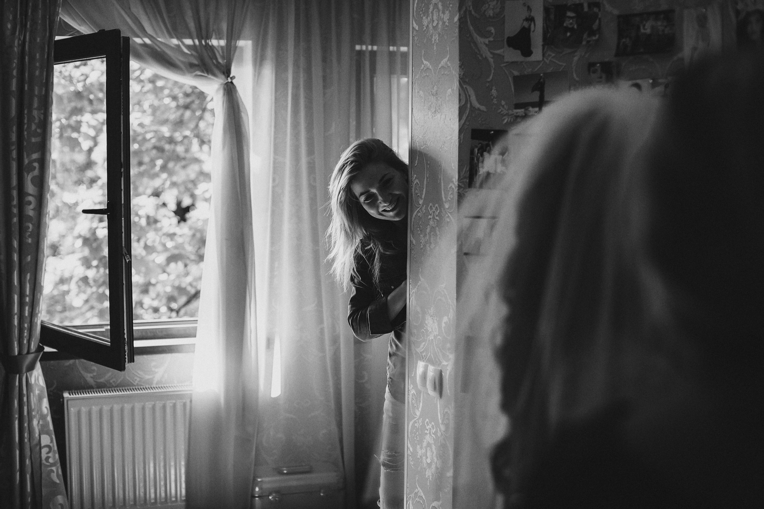 Фотограф в Ирландии чёрно-белая самые красивые фотки девушка выглядывает невеста  