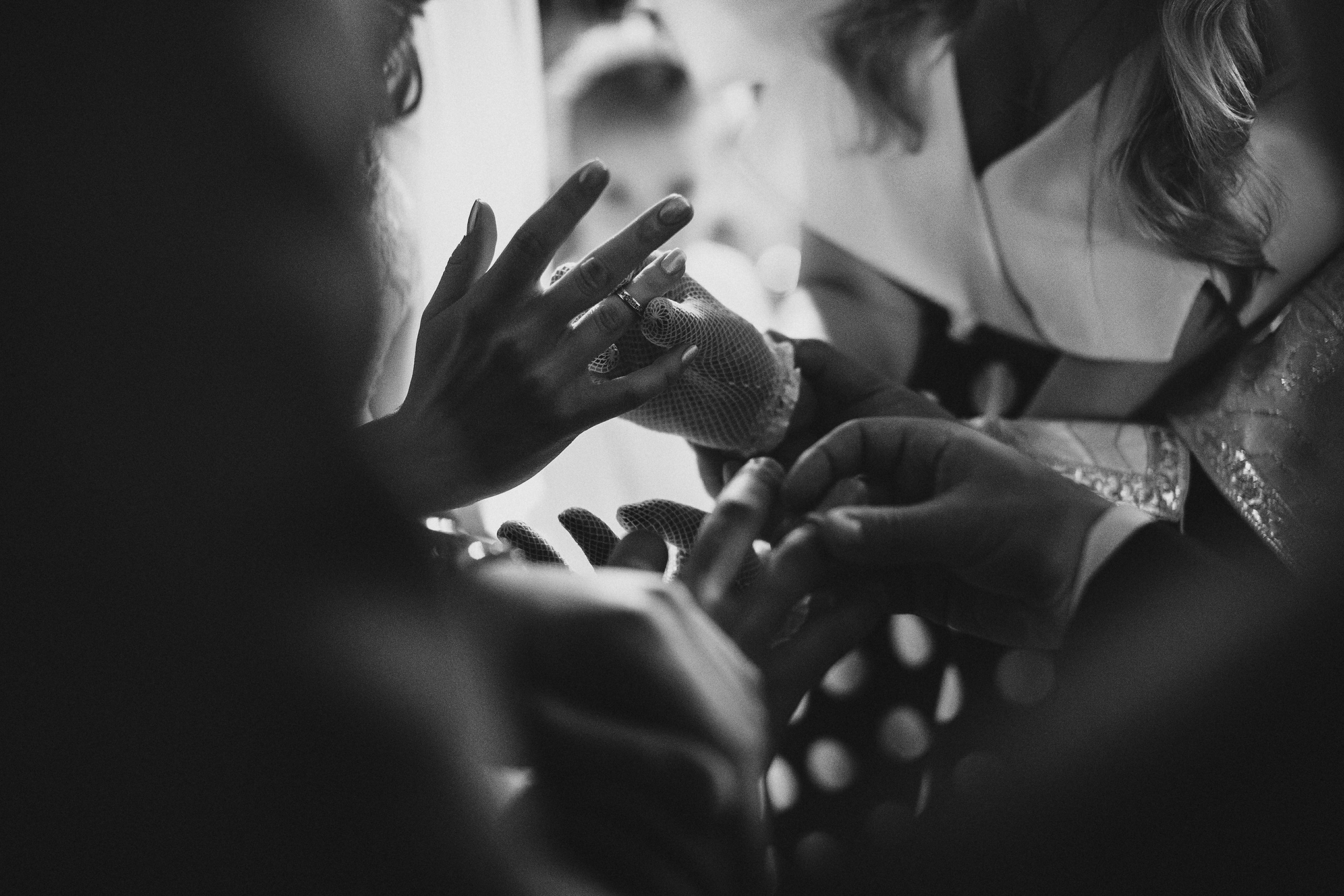 Фотограф в Ирландии чёрно-белая одевают кольца руки свадьба жених невеста любовь венчание 