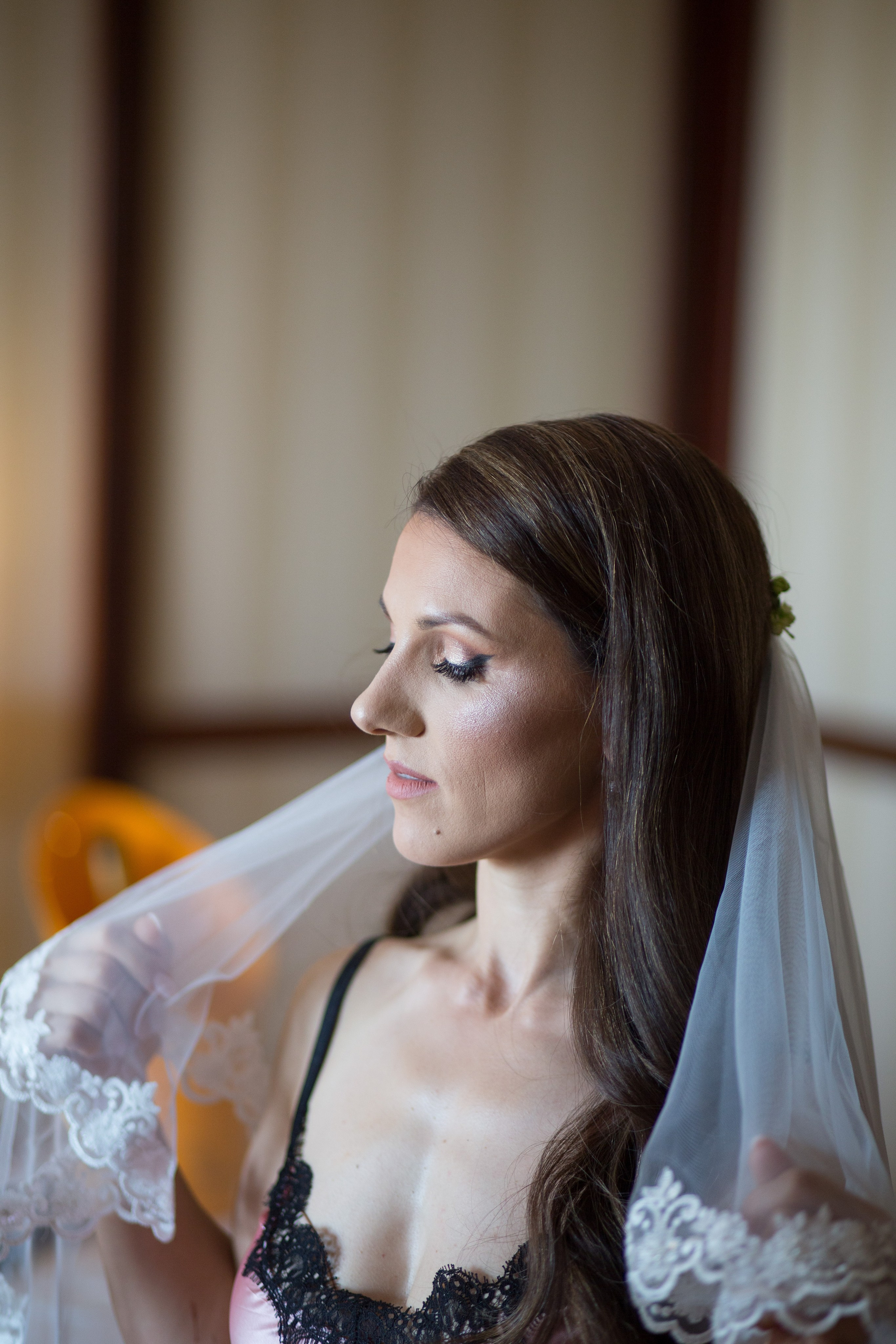 Photo session at the restaurant, wedding photos, Bucharest wedding photographer, wedding photos in the restaurant, bridal posing, customs, professional wedding photography, fashion photos, intercontinenta hotel