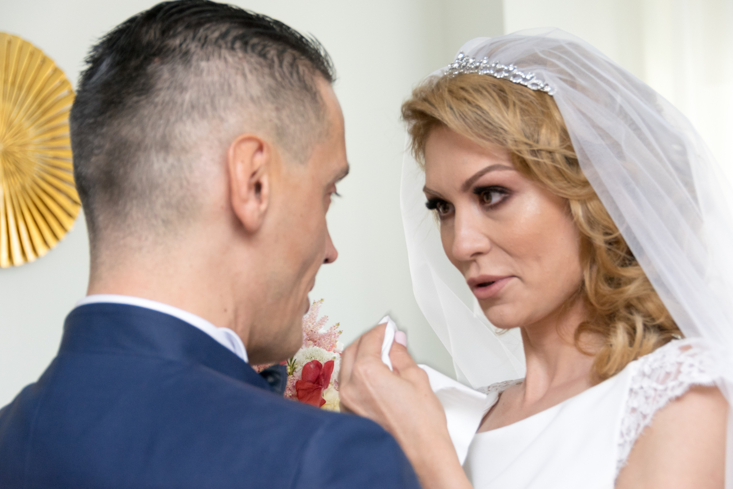 Wedding photos at home, Bucharest wedding photographer, wedding photos at the in-laws, bride posing, customs, professional wedding photography, fashion photos, at the bride and groom's home, bridal preparations, bride and groom photo