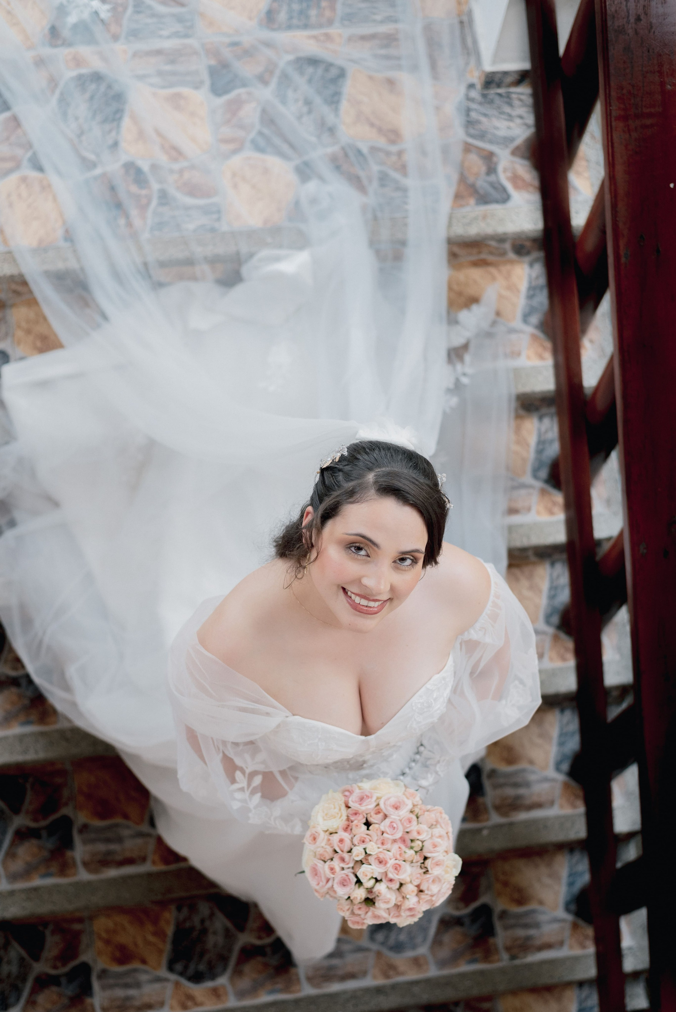 Retrato artístico de novia en blanco y negro, preparativos de boda en interior elegante