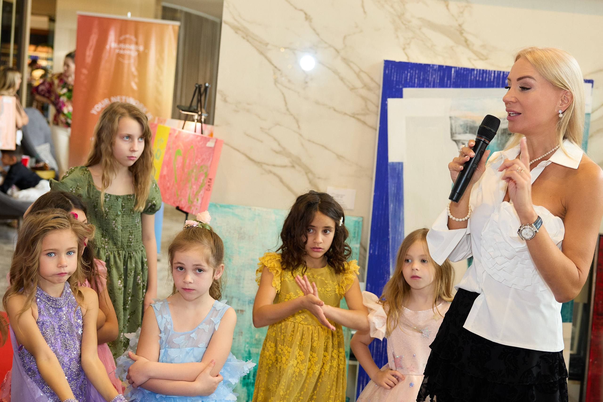 Авторская благотворительная художественная выставка Дианы Бортник. Фотограф Юлия Маковеева