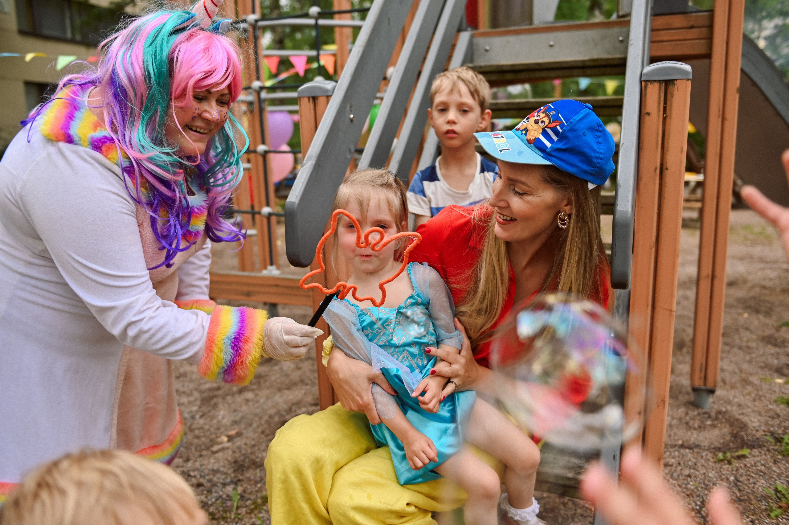 Праздник во дворе дома. Детский и семейный фотограф в финляндии дина пулкка. контент фотограф