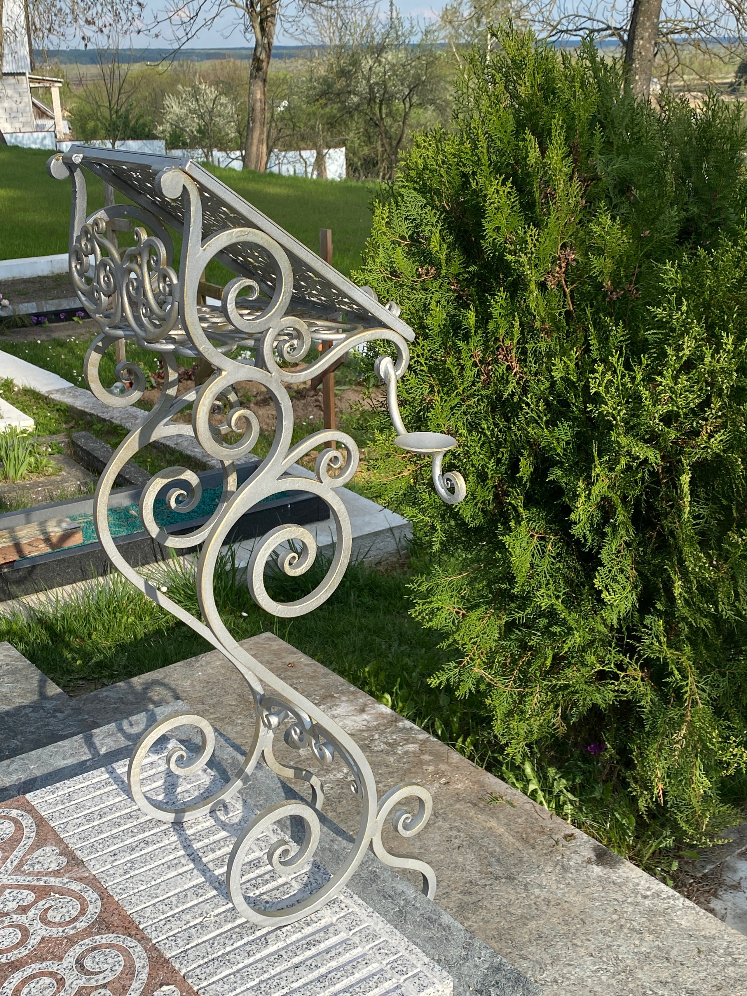 Мемориальная композиция в Успенском Жировичском ставропигиальном монастыре Белорусской православной церкви в агрогородке Жировичи Слонимского района Гродненской области Республики Беларусь. Протоиерей Фёдор Повный - идея и творческая концепция. Мария Тарлецкая - автор проекта и руководитель реализации. Анна Авгуль - витраж.  2022-2023 г. Сталь, витражи, монолитный поликарбонат,  художественная ковка, лазерная резка, сварка.