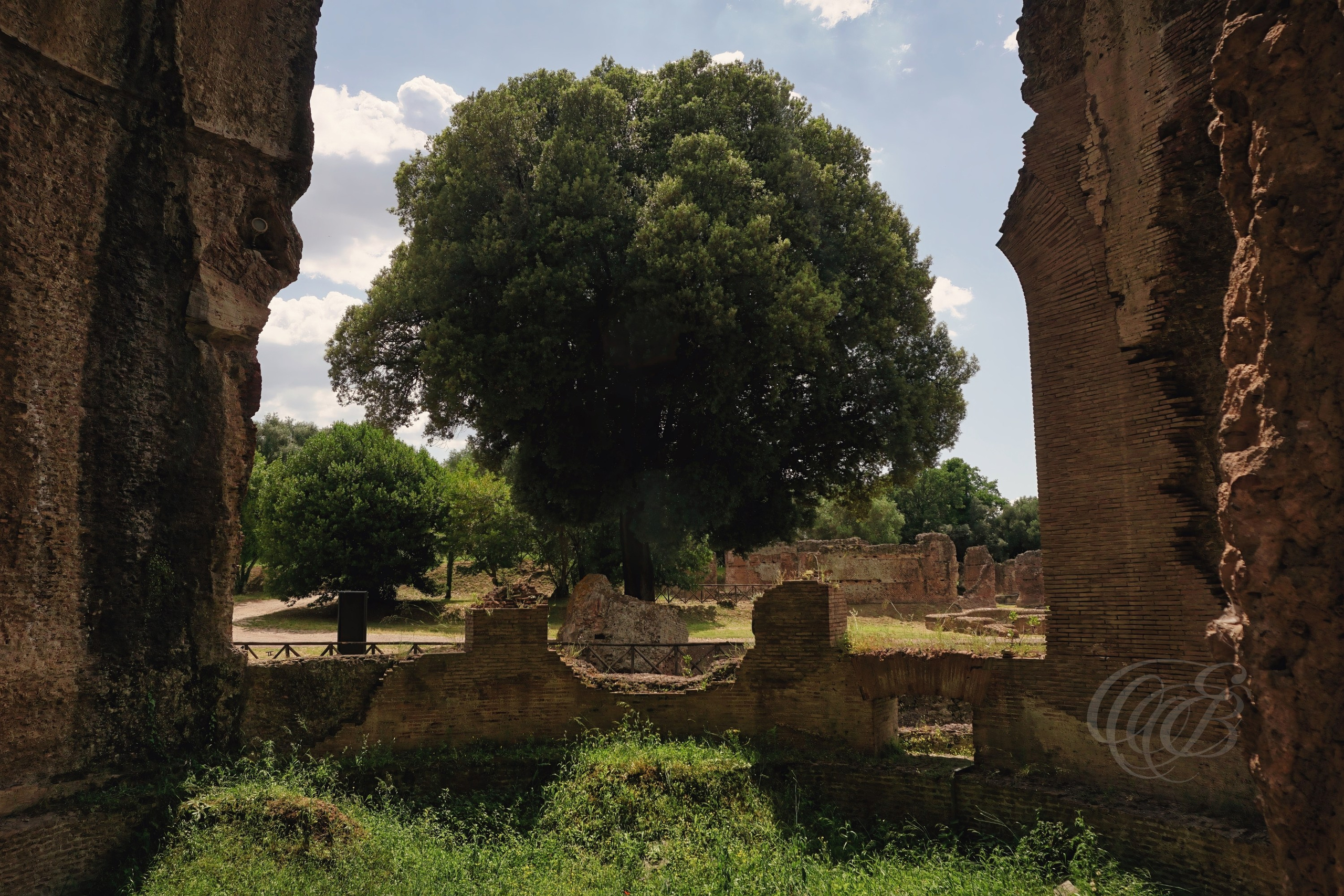 A large opening in the walls of the Great Thermae frames the surrounding landscape, offering a glimpse of the relationship between the monumental bath complex and the open spaces of Hadrian's Villa.