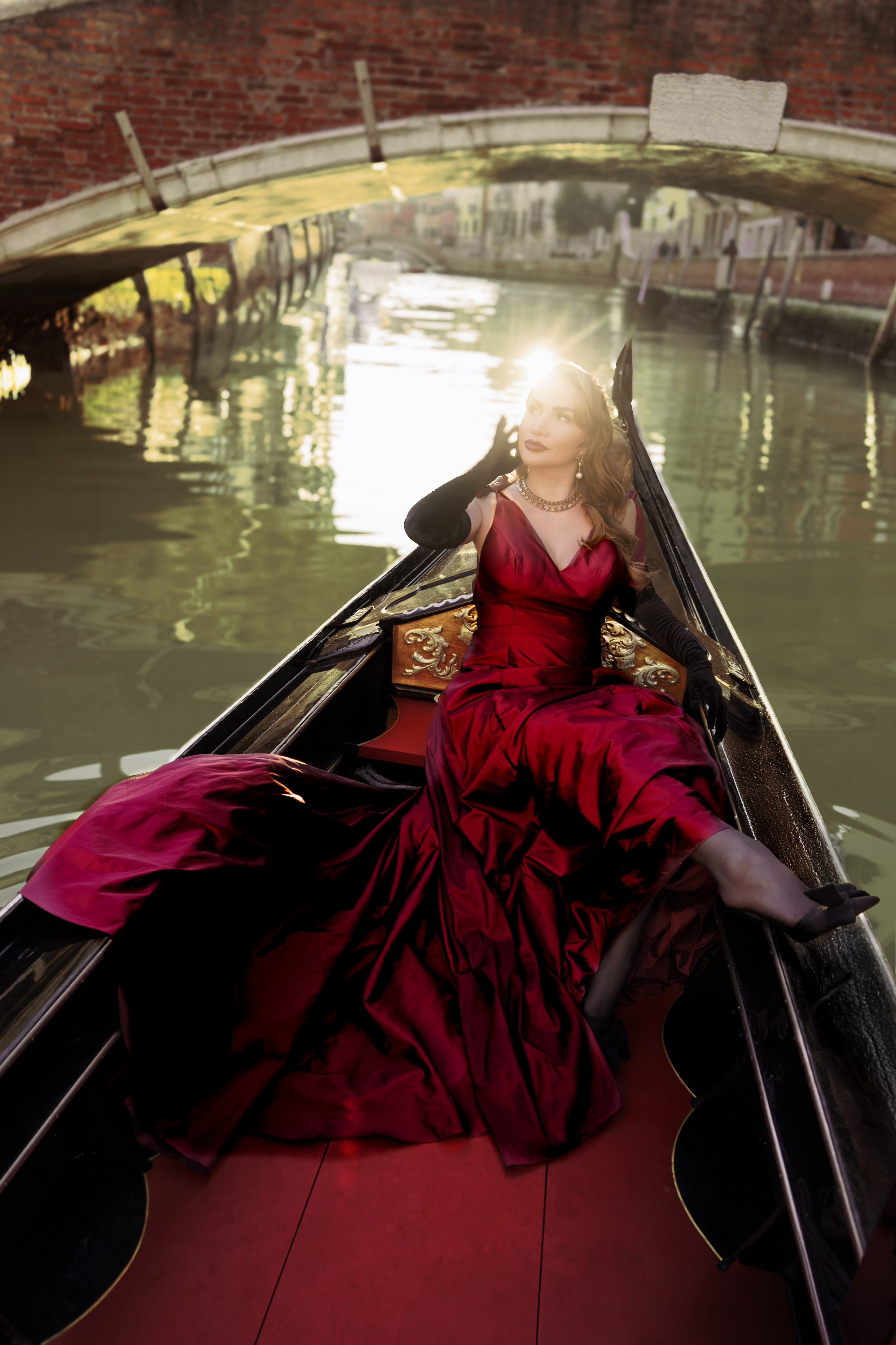 Solo traveler with a professional Venice photographer during a stylish photoshoot.