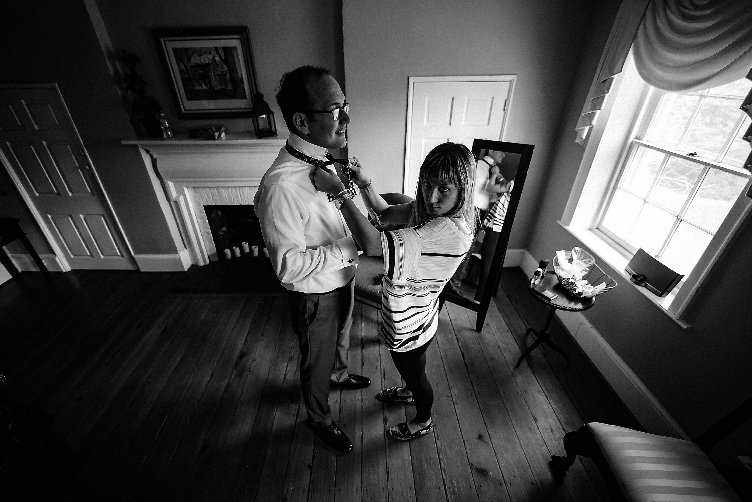 Фотограф в Ирландии Дублин свадьба утро фотки лучший топ свадебный красивая жених приготовление утро одевание помощь сестра