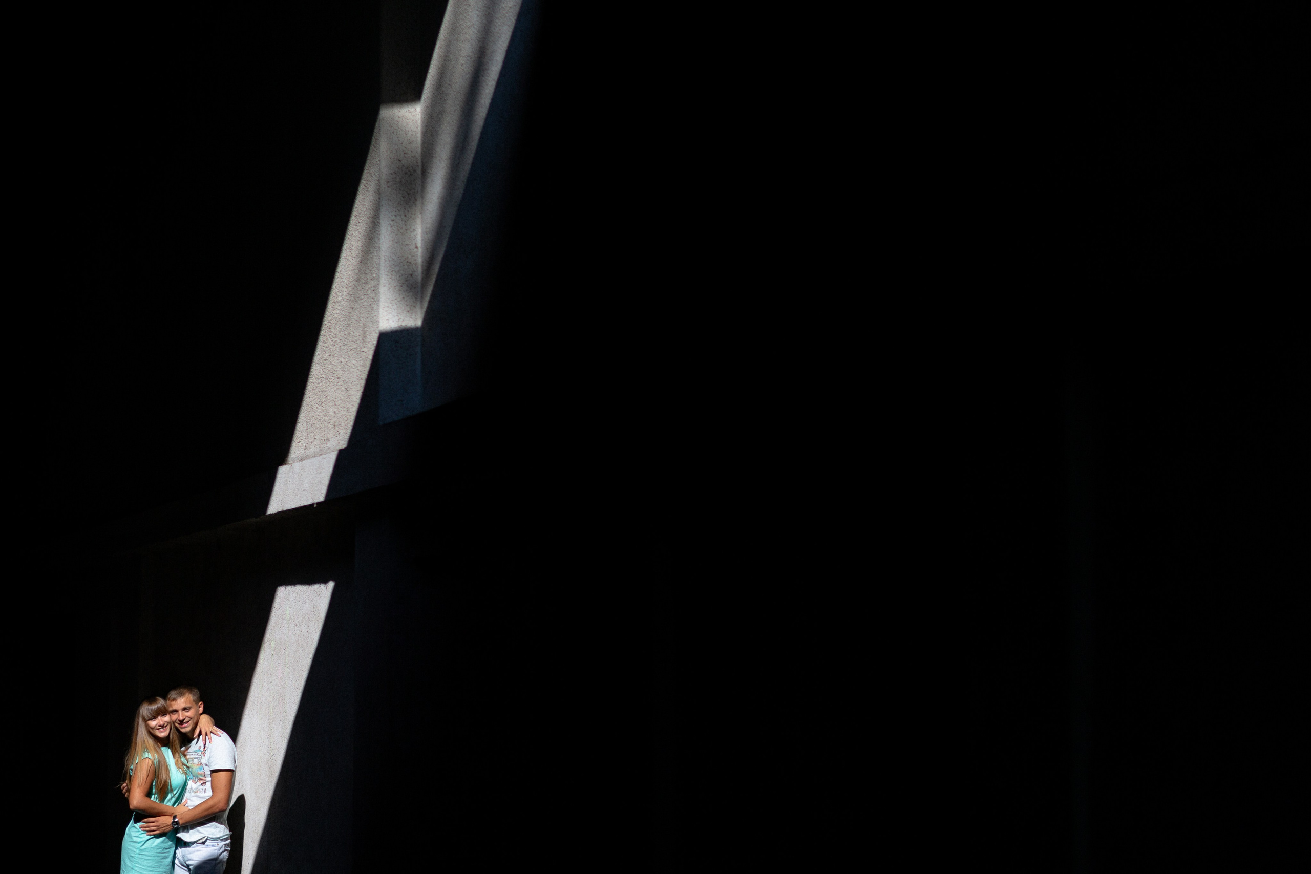 Парень девушка в объятиях смотрят день прогулка влюбленные полоса света очень красивые фотки