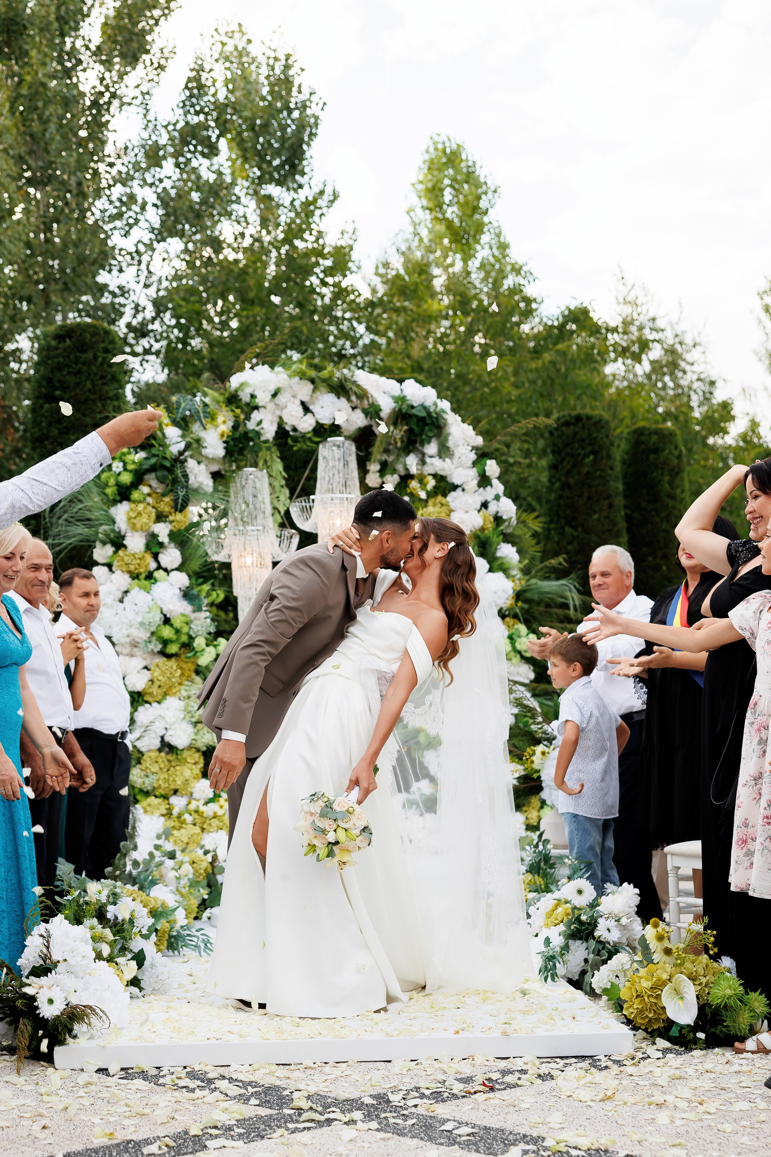 Eugen & Livia — Grand Elysee — Wedding Day. Servicii Foto și Video 067188353