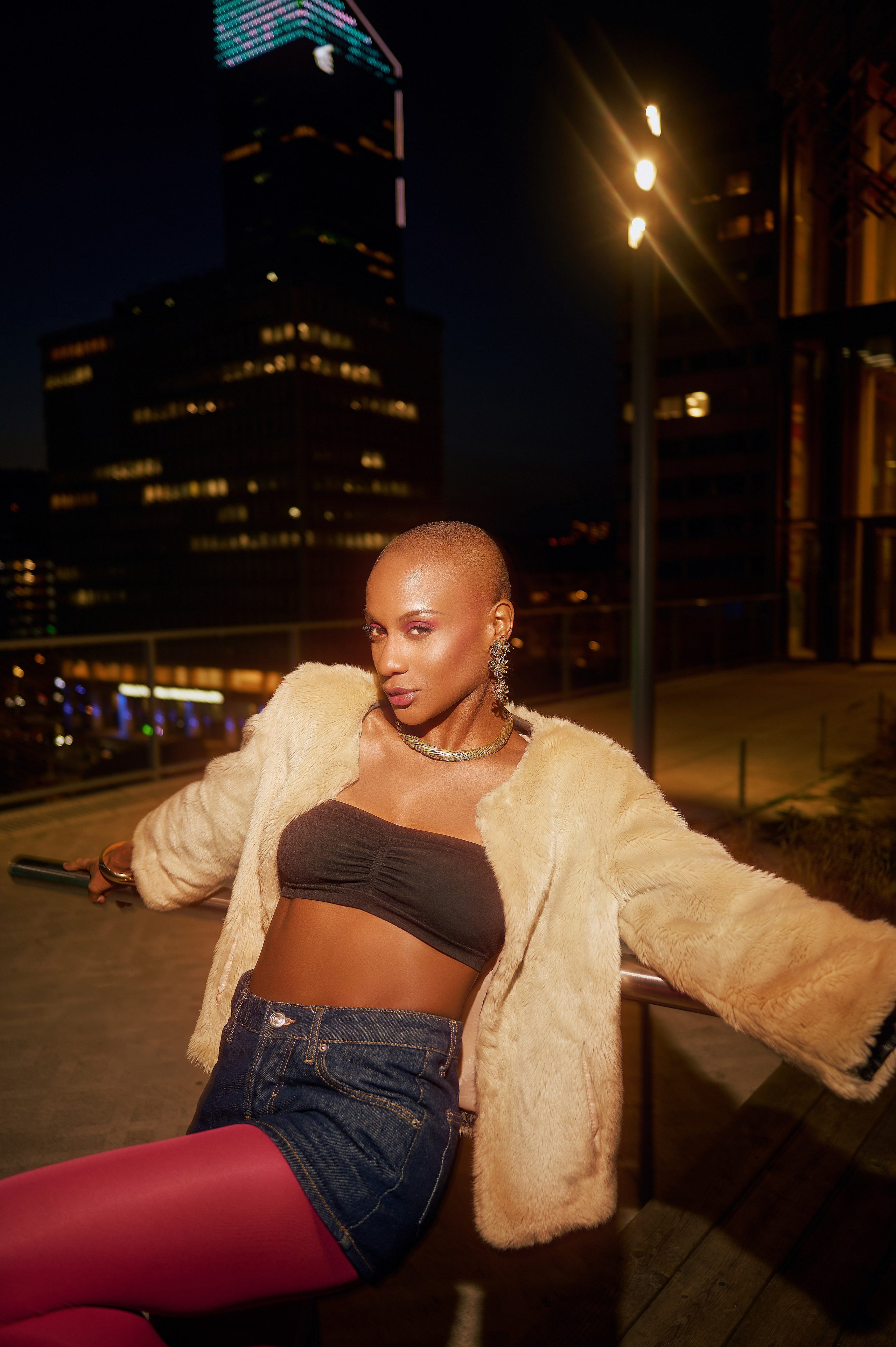 Portrait féminin extérieur Lyon de nuit. Photographie lifestyle et mode avec ambiance lumineuse travaillée