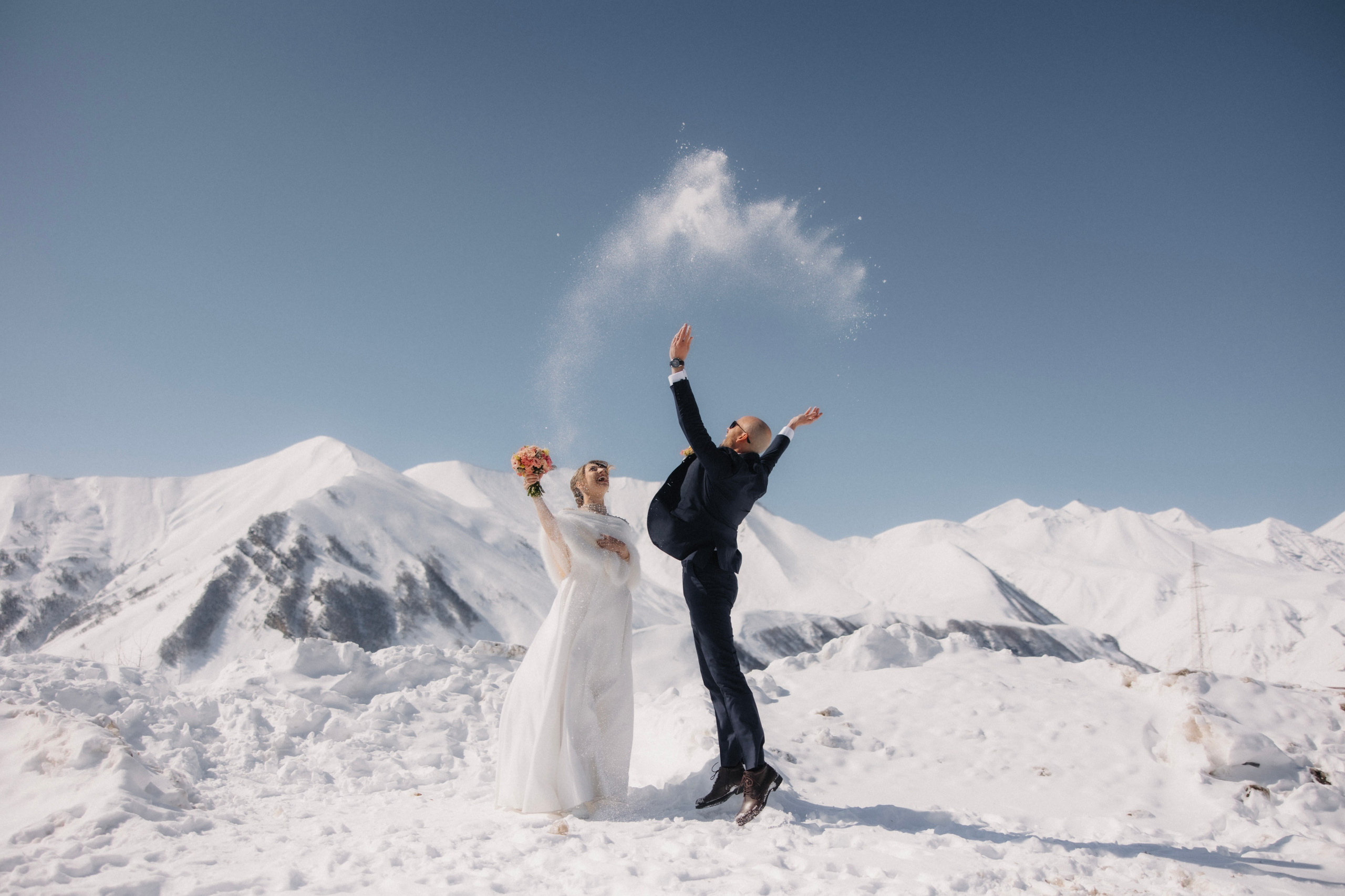 Love in winter mountains. Wedding photographer in Tbilisi Ioseb Mamniashvili