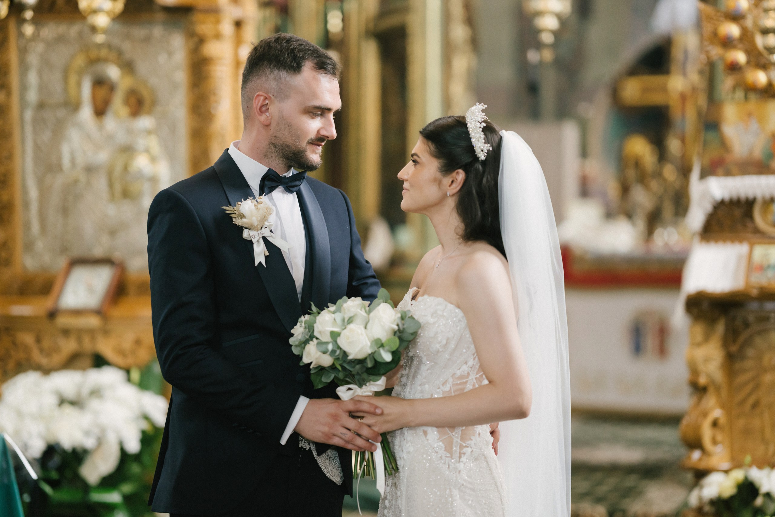 1. Mireasa Adriana în timpul pregătirilor de nuntă în Tudora Botoșani2. Costumul mirelui Ionuț fotografiat artistic în ziua nunții3. Prietenii mirelui la tradițiile de nuntă în Tudora4. Bărbieritul mirelui în cadrul obiceiurilor tradiționale de nuntă5. Fotografii de familie la biserică în ziua nunții6. Portret de familie cu mirii și copilul lor la nunta din Botoșani7. Primul dans al mirilor la Mariage Dor Baisa Botoșani8. Decor elegant de nuntă la Mariage Dor Baisa9. Emoții și tradiții la nunta din Tudora județul Botoșani10. Fotograf profesionist de nuntă în Botoșani surprinzând momente autentice - otograf-nunta-botosanifotograf-evenimente-botosanifotograf-profesionist-botosanifotograf-nunta-tudoranunta-tudora-botosanisedinta-foto-nunta-botosanipoze-nunta-botosanifotografii-nunta-tudorafotograf-cununie-religioasa-botosanibiserica-sfintii-imparati-constantin-si-elena-tudoramariage-dor-baisa-botosanirestaurant-nunta-botosanidansul-mirilor-mariage-dorpregatiri-mire-botosanipregatiri-mireasa-botosanitraditii-nunta-moldovaobiceiuri-nunta-tudorafotograf-familie-nunta-botosaniportret-miri-botosanigalerie-foto-nunta-botosanialbum-foto-nunta-botosaninunta-eleganta-botosaninunta-cu-traditii-botosanifotograf-premium-nunta-botosaniservicii-foto-video-botosanipoveste-de-nunta-botosanifotograf-documentar-nuntafotograf-natural-emotionalmiri-ionut-si-adriananunta-autentica-tudora -otograf-nunta-botosanifotograf-nunta-tudoranunta-tudora-botosanifotograf-evenimente-botosanifotograf-profesionist-botosaniservicii-foto-video-botosanigalerie-foto-nunta-botosanialbum-foto-nunta-botosani - nunta-autentica-botosaninunta-cu-traditii-botosanipoveste-de-nunta-botosanifotografii-emotionante-nuntamomente-autentice-nuntafotografie-documentara-nuntafotograf-natural-nunta- pregatiri-miri-tudorabiserica-tudora-botosanicununie-religioasa-tudoramariage-dor-baisa-botosanipetrecere-nunta-botosanivalsul-mirilor-botosani - alino-foto-studio-botosaniionut-si-adriana-nunta-tudorafotograf-alin-chirila-botosani