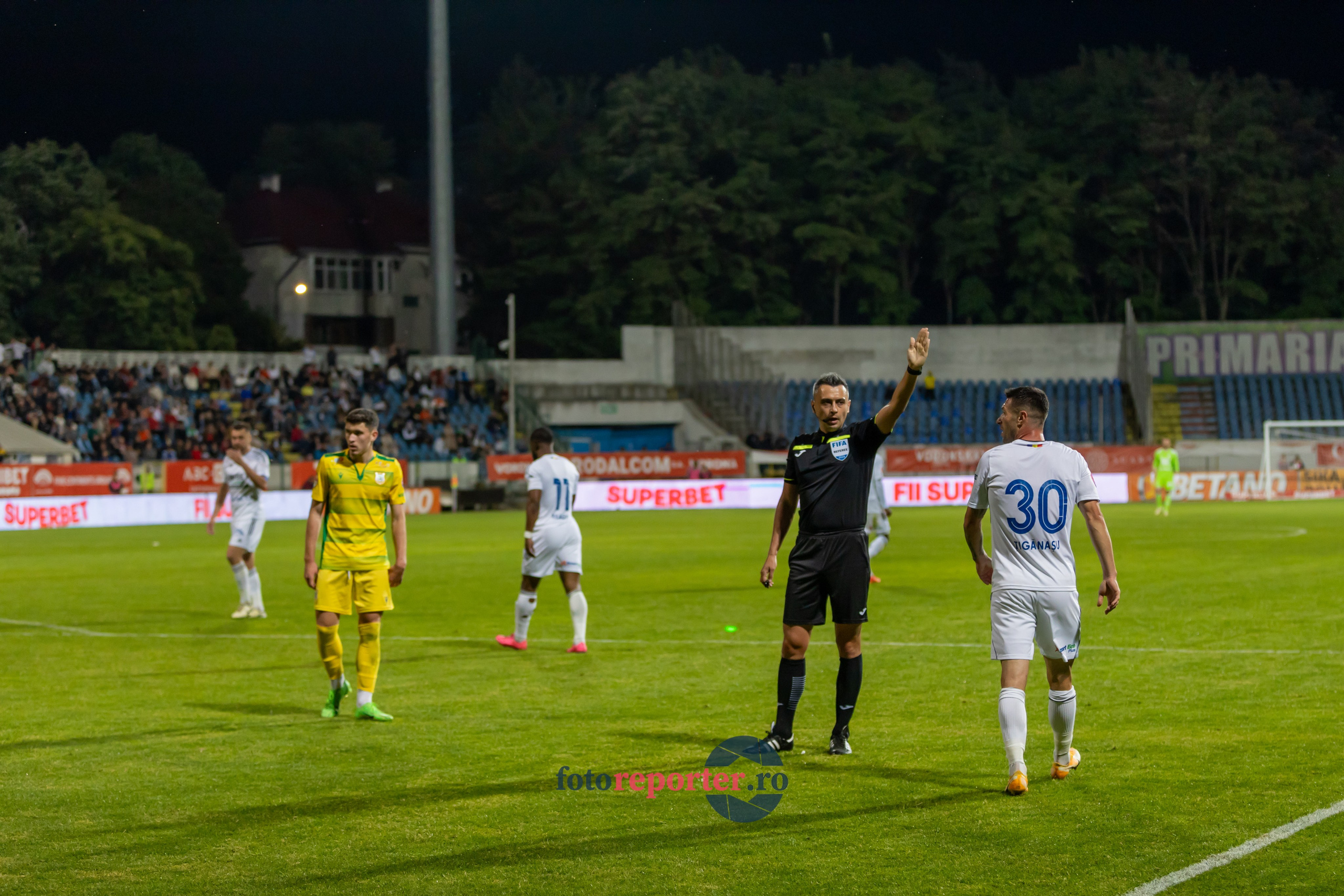 Galerie Foto: FC Botoșani vs. CS Mioveni - Pe 17 mai 2024, am fost martorii unei partide incredibile între FC Botoșani și CS Mioveni, în prima manșă a barajului pentru evitarea retrogradării. În fața unui stadion plin de emoție și speranță, echipa noastră a obținut o victorie importantă, cu un gol marcat de Aldair în minutul 93. 💪 *FC Botoșani 1-0 CS Mioveni*⚽️ Urmăriți momentele cheie ale meciului și bucuria suporterilor în această galerie foto! Pregătiți-vă pentru meciul de retur de pe 24 mai, când vom lupta din nou pentru a rămâne în prima ligă.#FCBotoșani #CSMioveni #BarajRetrogradare #ForzaBotoșani 