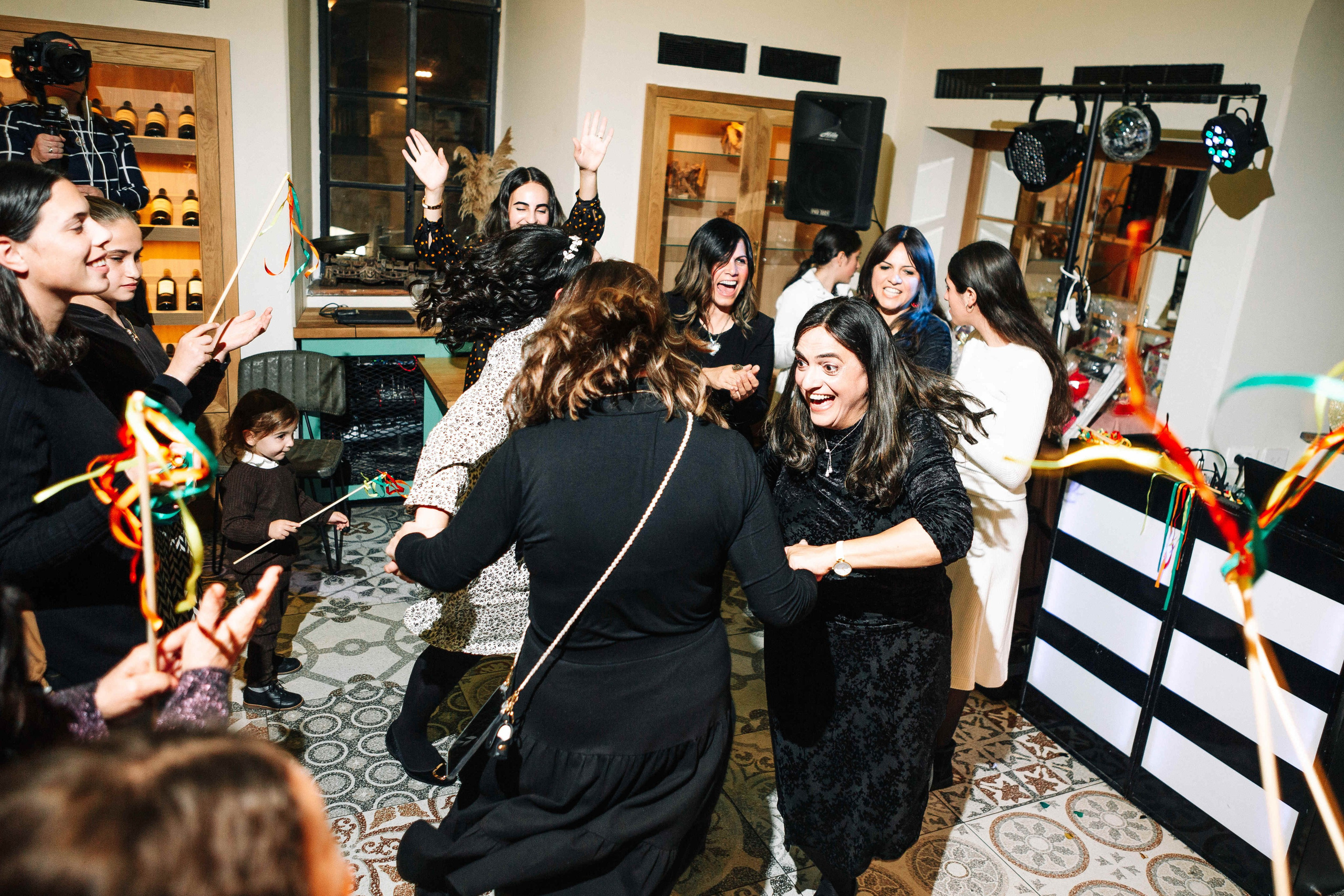 PARTY IN A RESTAURANT WITH THE WHOLE FAMILY. Https://shi-photo.com/