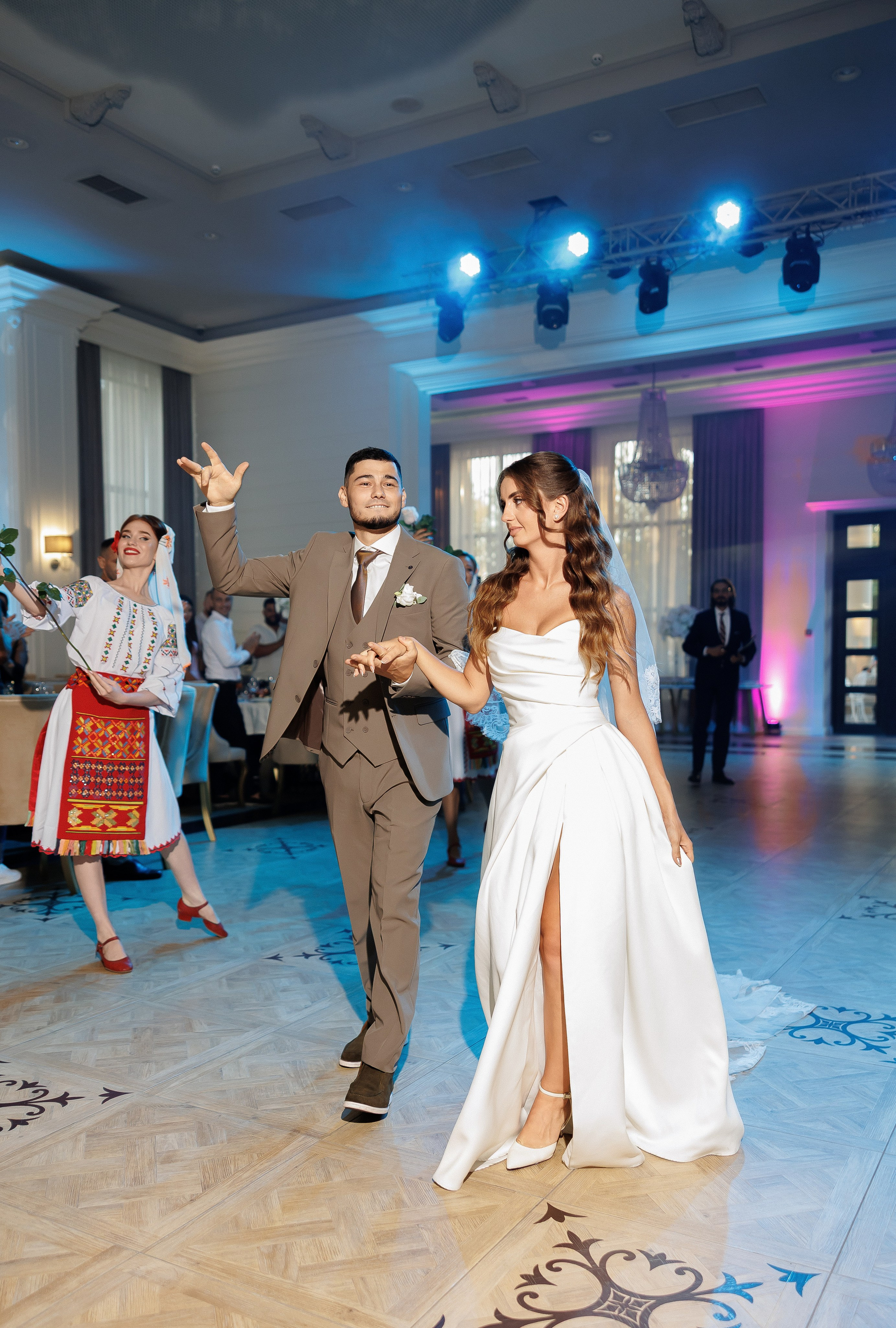Eugen & Livia — Grand Elysee — Wedding Day. Servicii Foto și Video 067188353