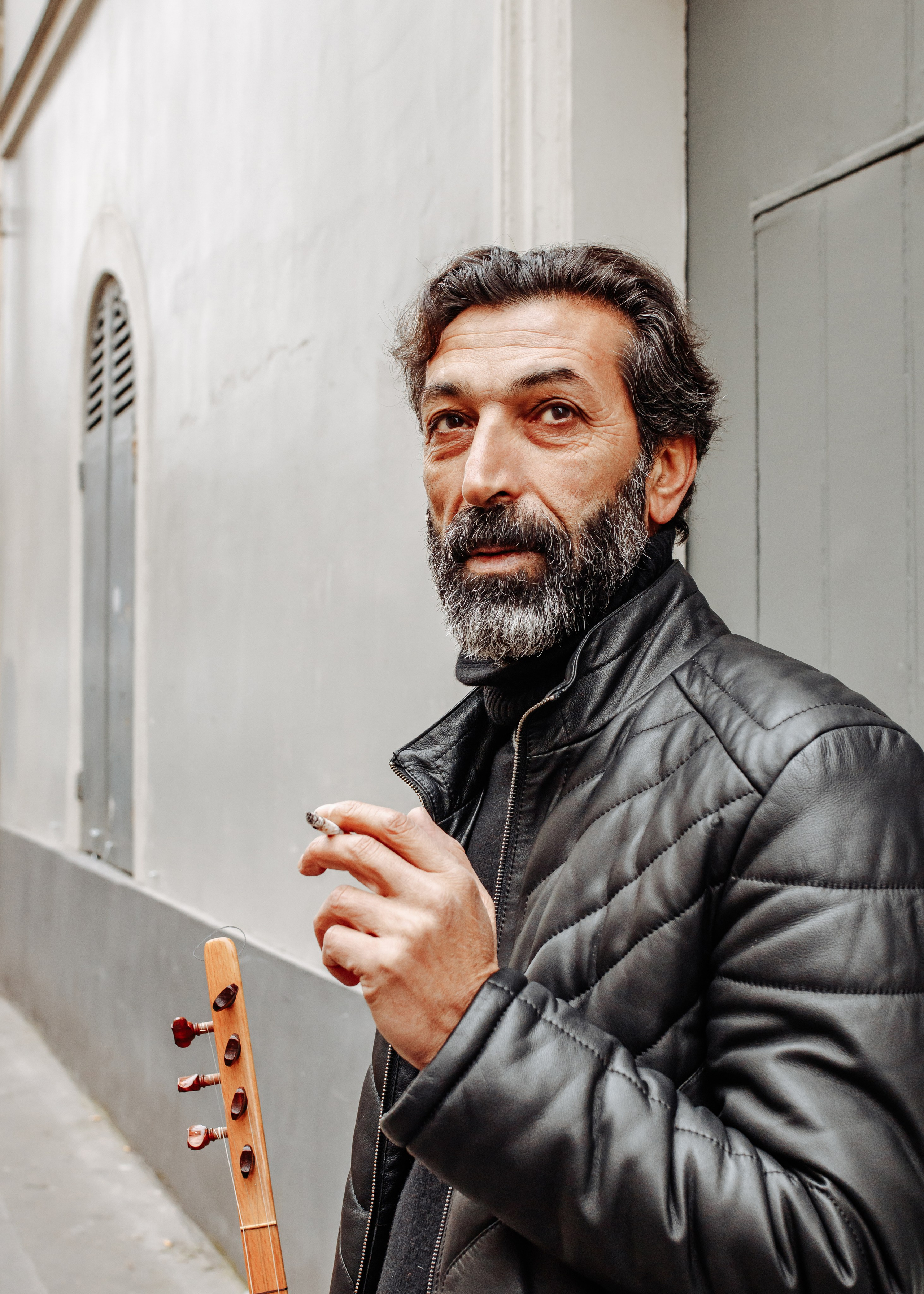 Мужской портрет на улице города в Париже