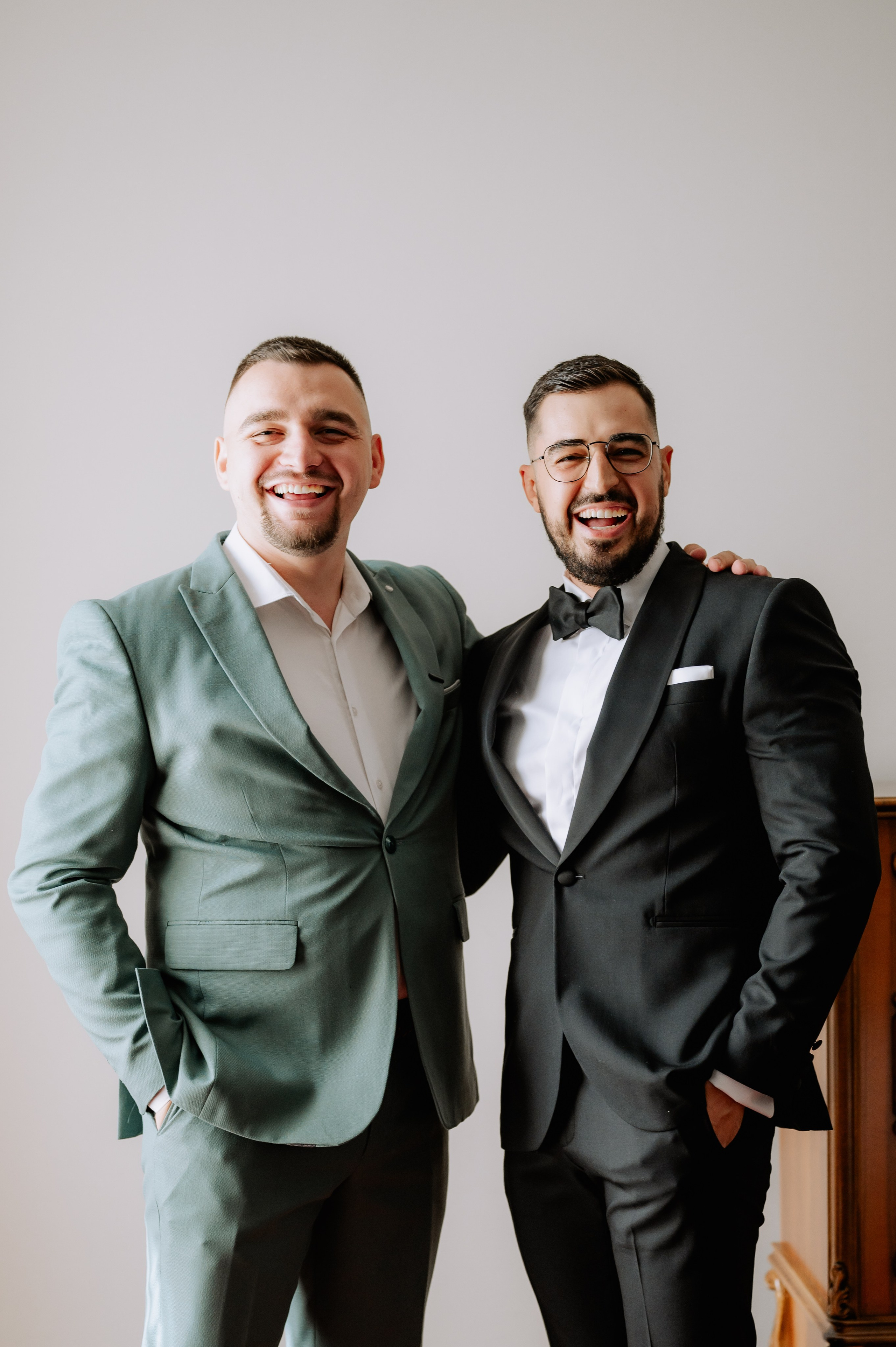 Cununie civila in aer liber , artificii de zi colorate , decor nunta , nunta la Hotel Traian. Proud Vision Weddings | Wedding Photography & Film — Servicii profesionale Foto Video Nunta Iasi