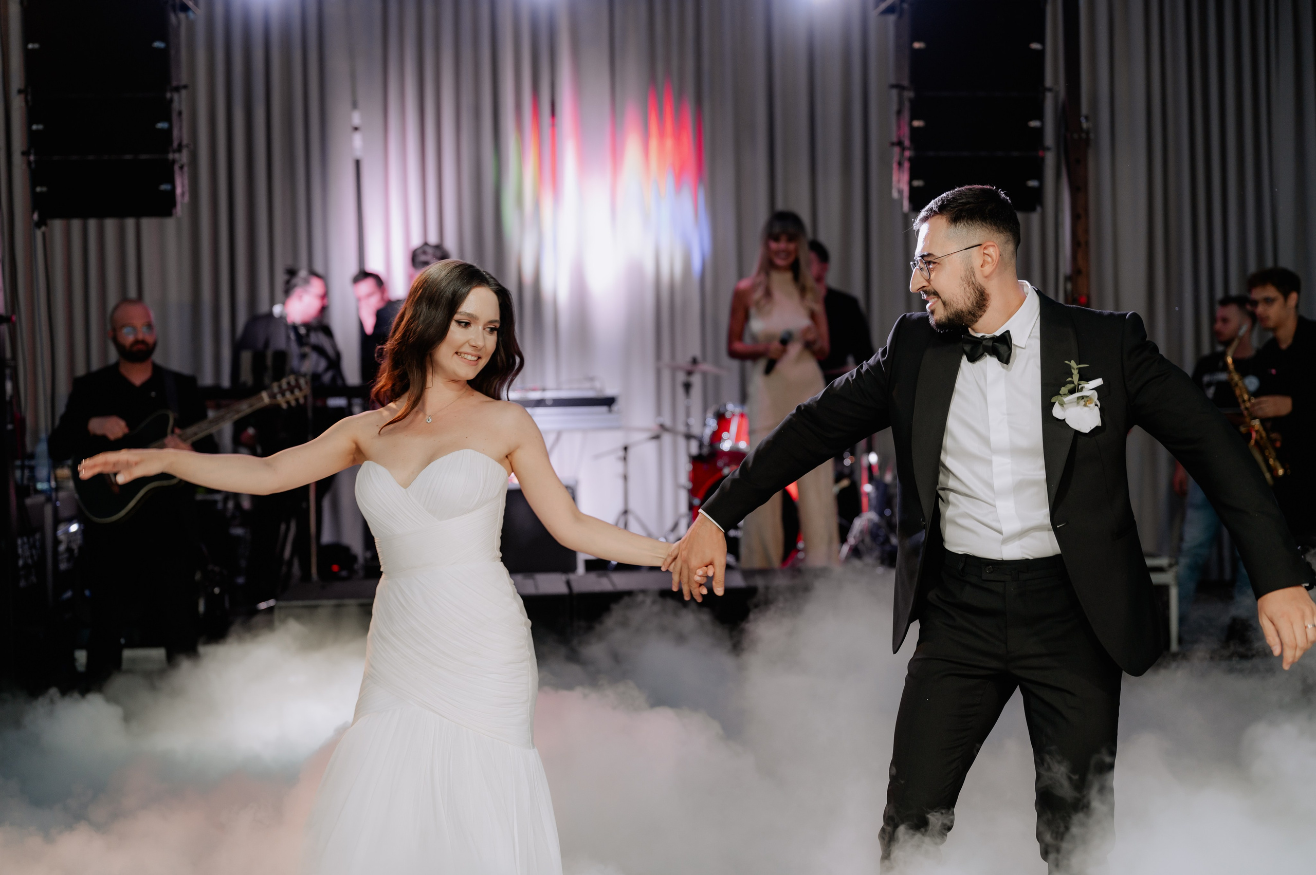 Cununie civila in aer liber , artificii de zi colorate , decor nunta , nunta la Hotel Traian. Proud Vision Weddings | Wedding Photography & Film — Servicii profesionale Foto Video Nunta Iasi