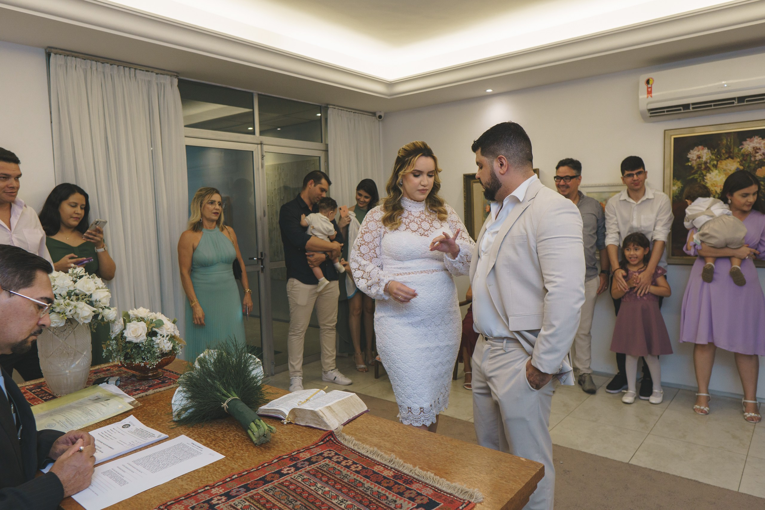 o casal de noivos na cerimonia do casamento civil 