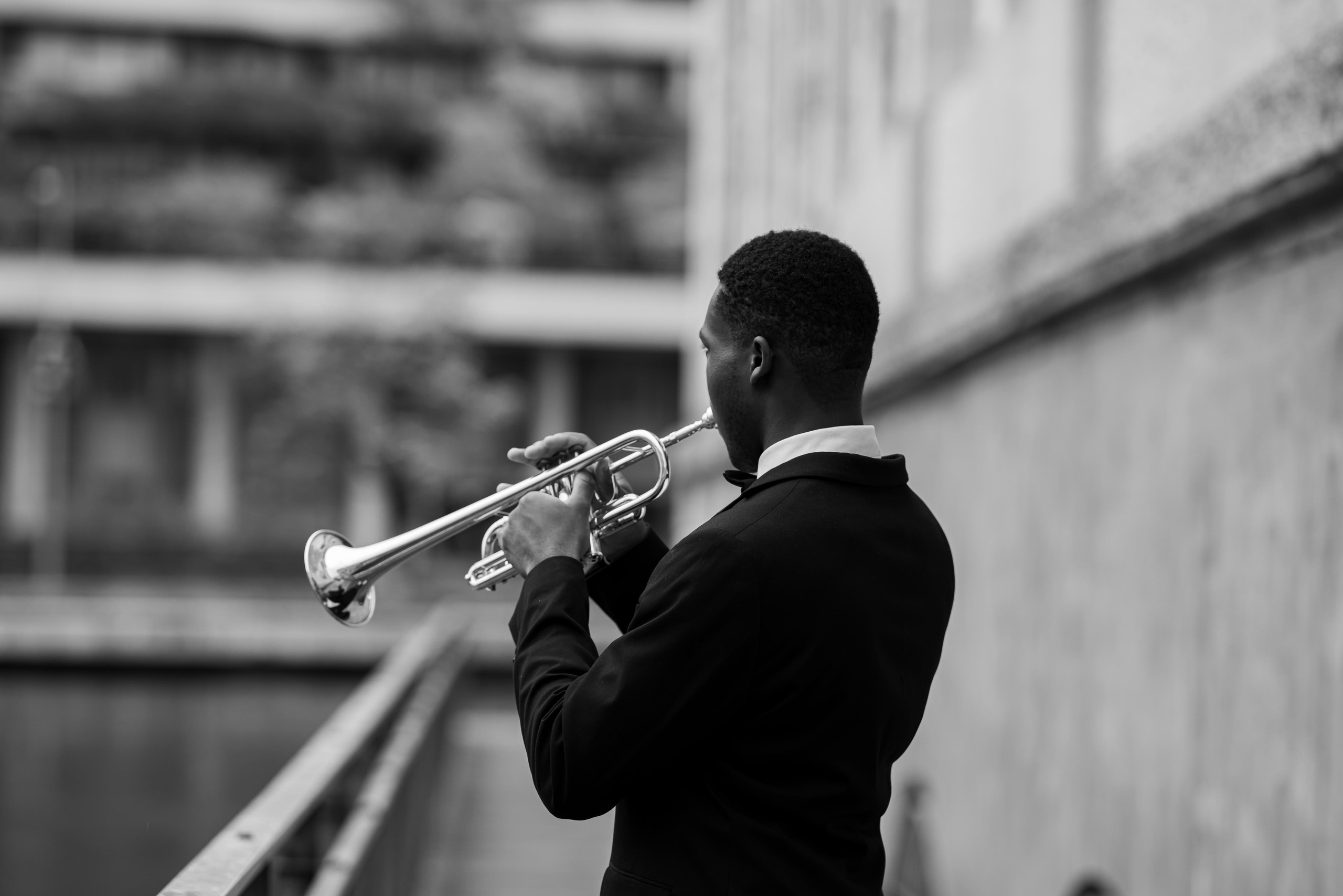 Paul-Leonard / Trompettiste sous la pluie. Photographe à Genève - Eugenia Andres