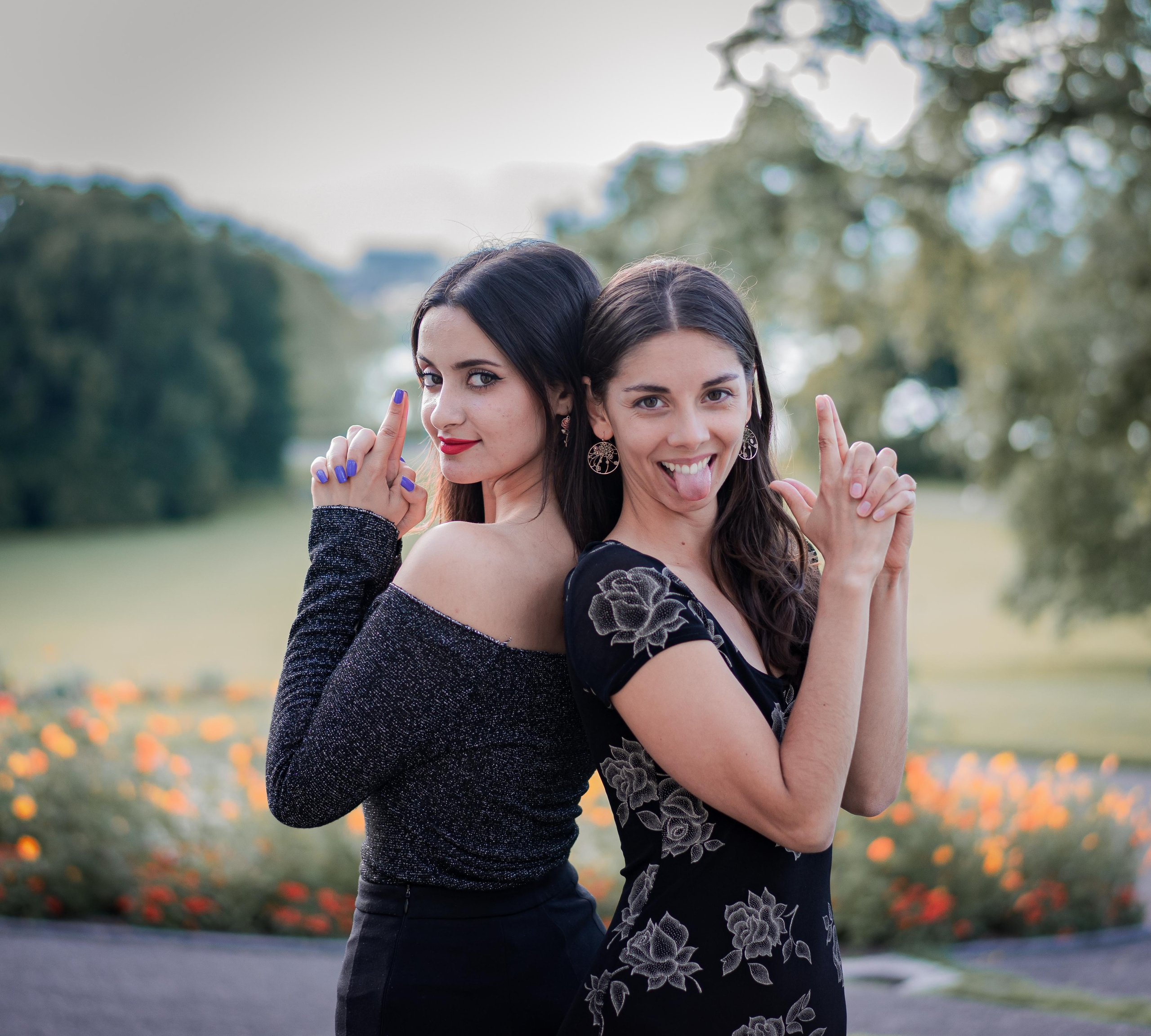 Dorra et Jillian / Parc La Grange. Photographe à Genève - Eugenia Andres