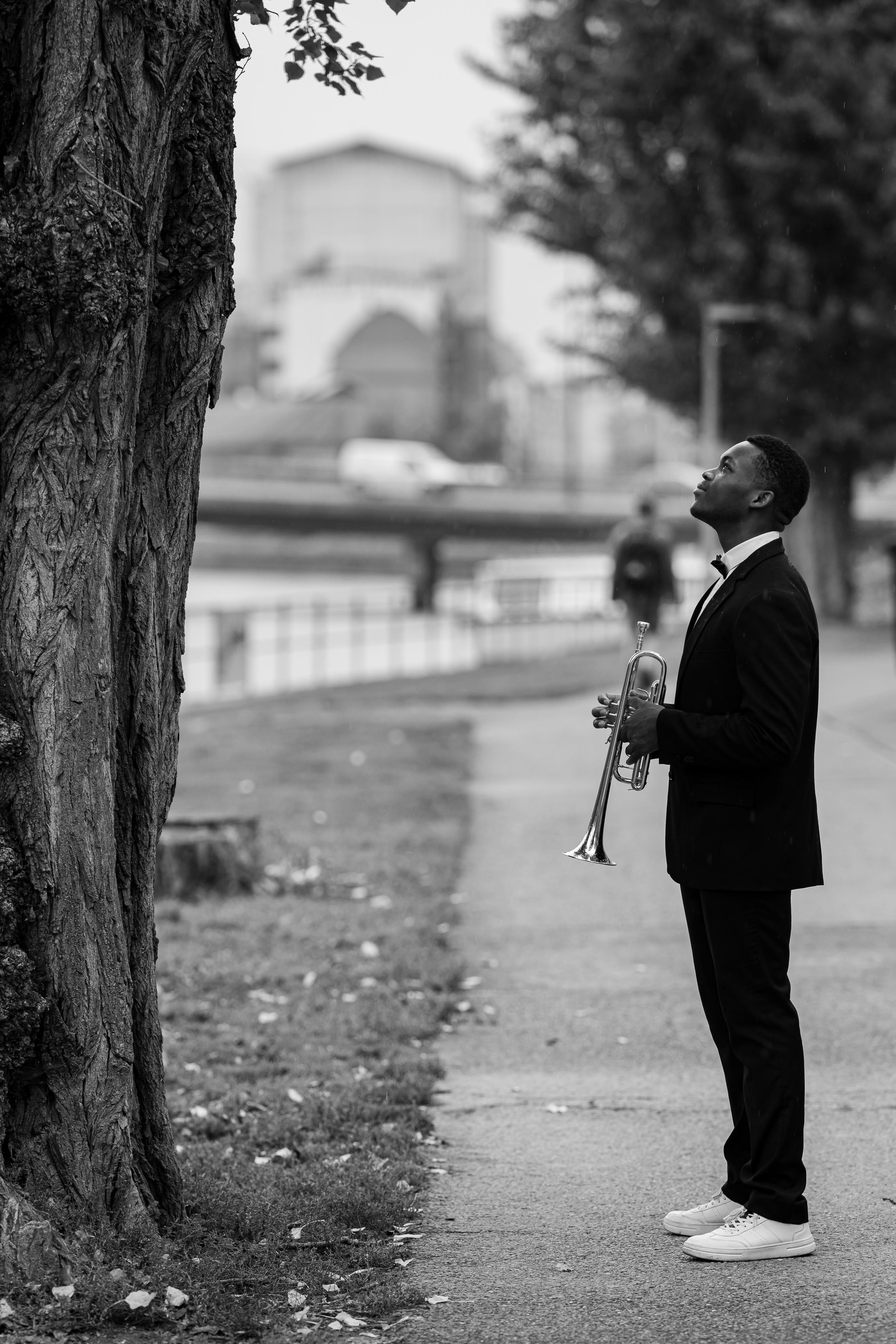 Paul-Leonard / Trompettiste sous la pluie. Photographe à Genève - Eugenia Andres