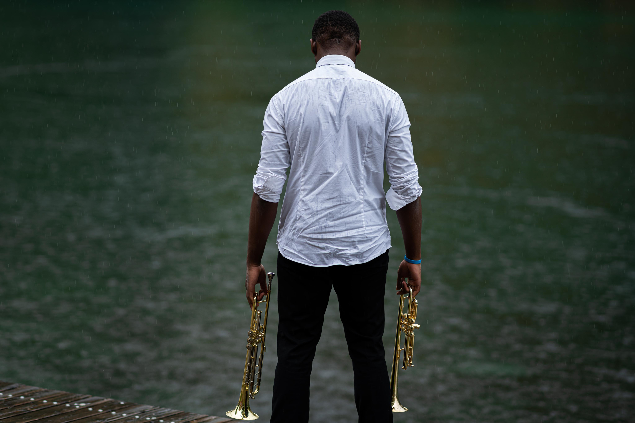 Paul-Leonard / Trompettiste sous la pluie. Photographe à Genève - Eugenia Andres